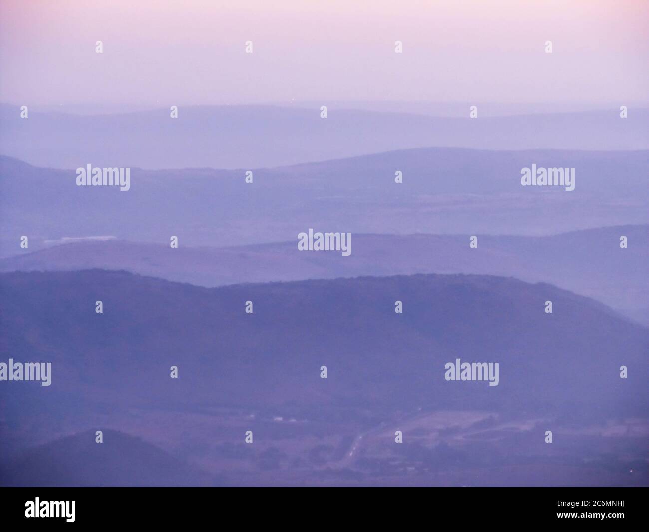 Vista frizzante delle montagne di Lebambo, che formano il confine tra il Sudafrica e il Mozambico, come si vede la mattina presto da un aereo Foto Stock