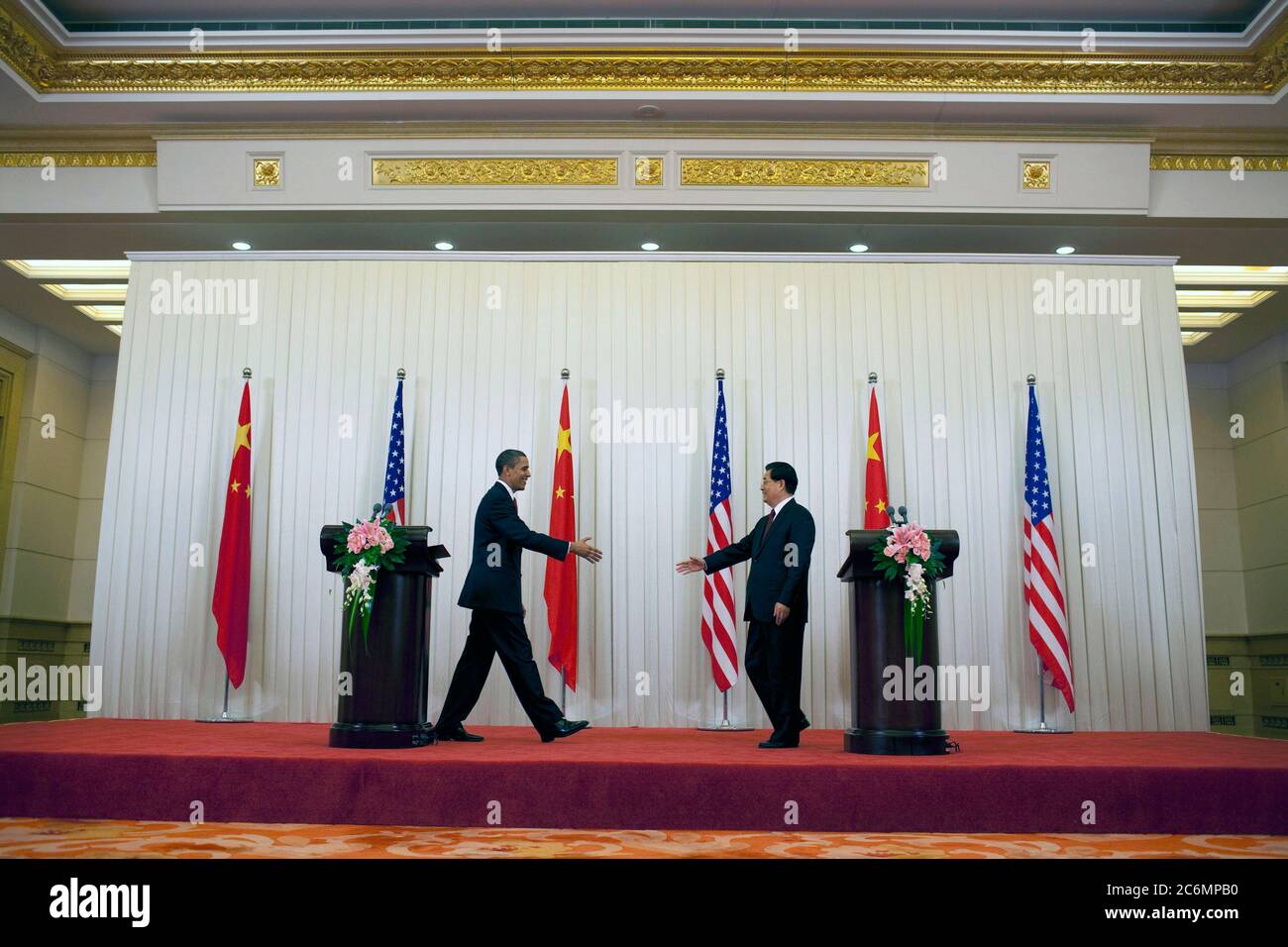 Il presidente Barack Obama e il presidente cinese Hu Jintao reach out per agitare le mani dopo una conferenza stampa presso la Grande Sala del Popolo di Pechino, Cina, nov. 17, 2009. Foto Stock