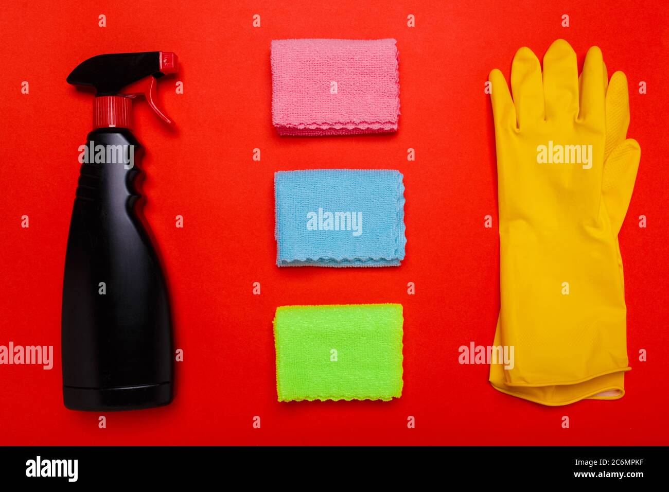 guanti e stracci neri su sfondo rosso. CopySpace Foto Stock