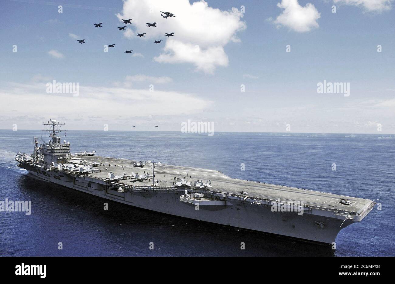 Nel Mare della Cina del Sud, lo US Navy (USN) Nimitz-class portaerei USS ABRAHAM LINCOLN (CVN 72) e aeromobili assegnati al vettore Air Wing due (CVW-2) eseguire una dimostrazione dell'antenna. Foto Stock
