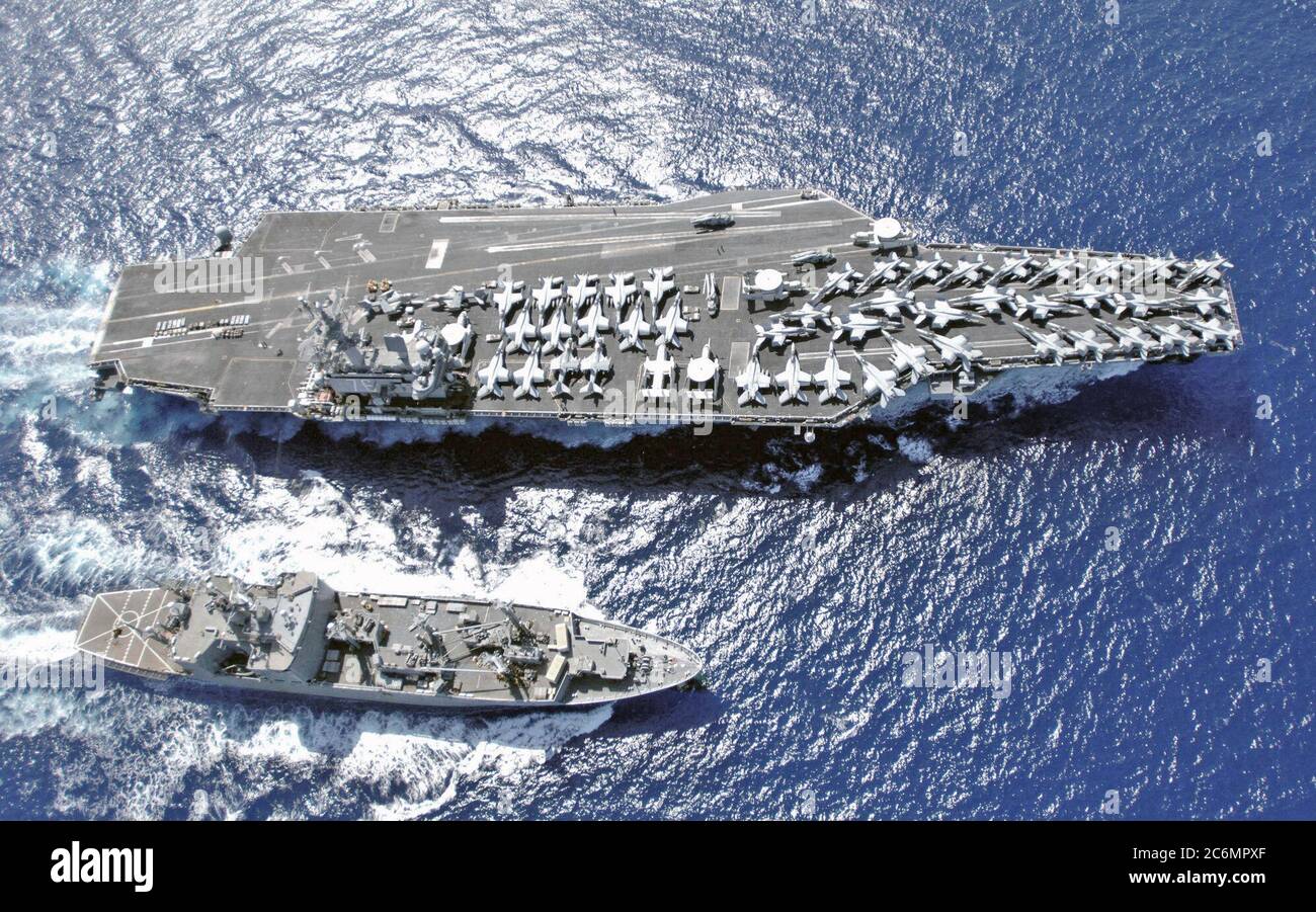 Gli Stati Uniti Navy classe Nimitz portaerei (top) USS RONALD REAGAN (CVN 76) lavora con i militari Sealift Command classe Kilauea nave munizioni (fondo) USNS SELCE (T-AE 32) il 6 aprile 2007. Foto Stock
