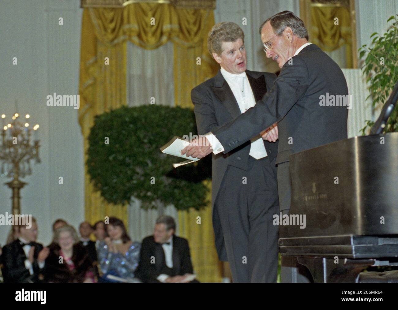 Il presidente Bush introduce concerto pianista Van Cliburn ai Partecipanti alla cena di Stato per il primo ministro ungherese e la Sig.ra Jozsef Antall 10 18 1990 Foto Stock