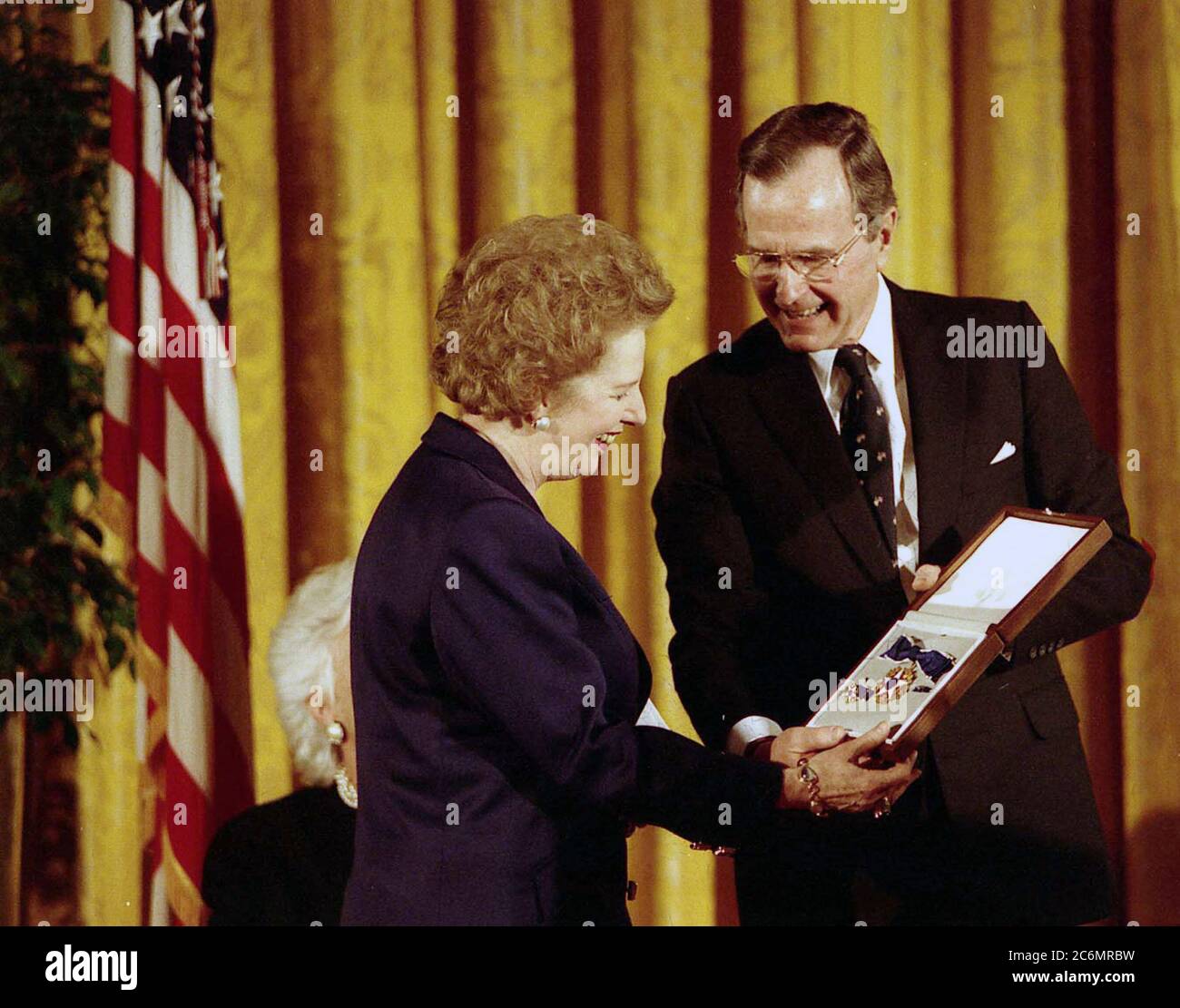 Il presidente Bush presenta la medaglia presidenziale della libertà di ex Primo Ministro britannico Margaret Thatcher 3 7 1991 Foto Stock