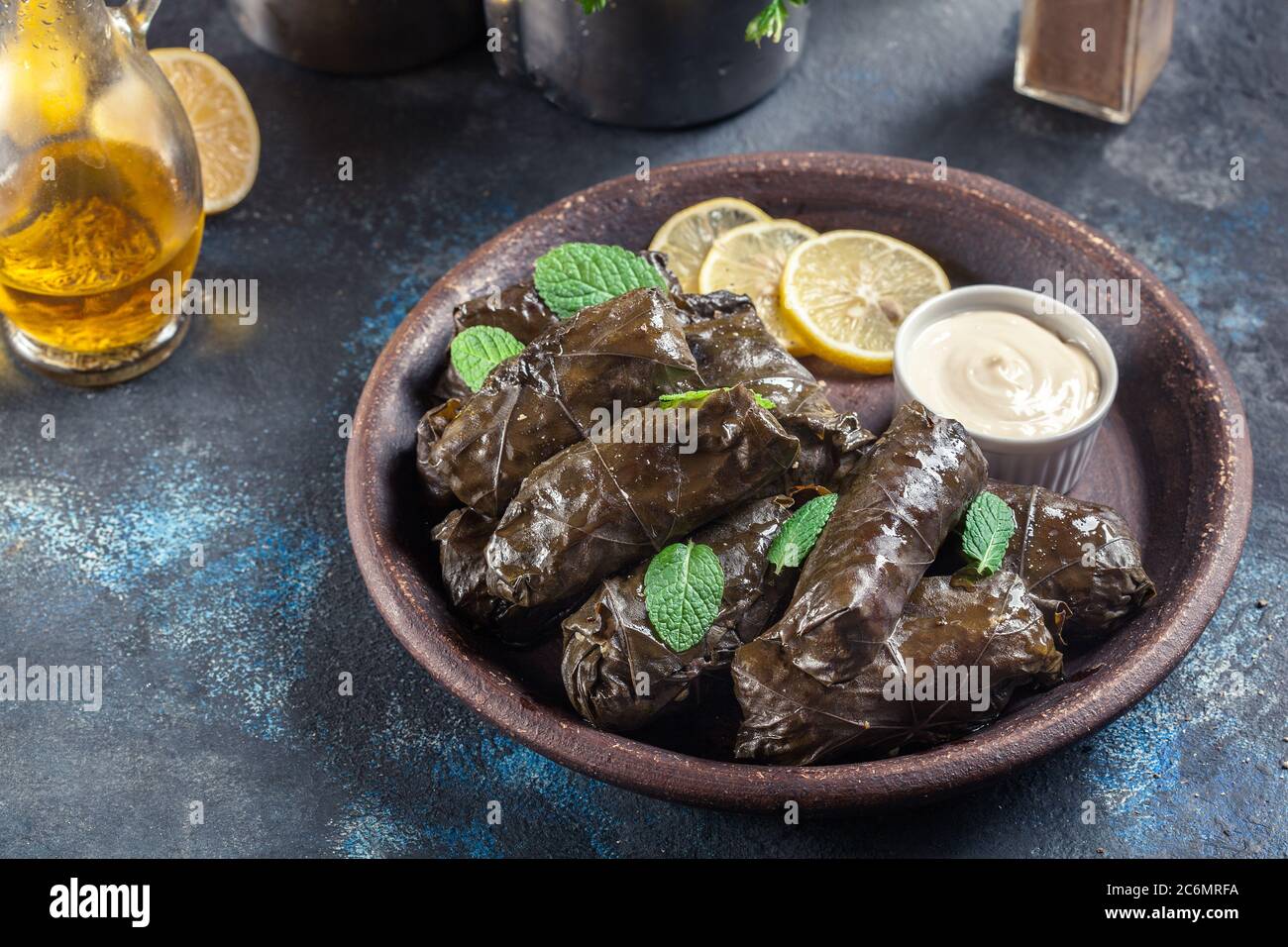 Dolma - foglie di uva farcite con riso e carne. Piatti tradizionali caucasici, ottomani, turchi e greci Foto Stock