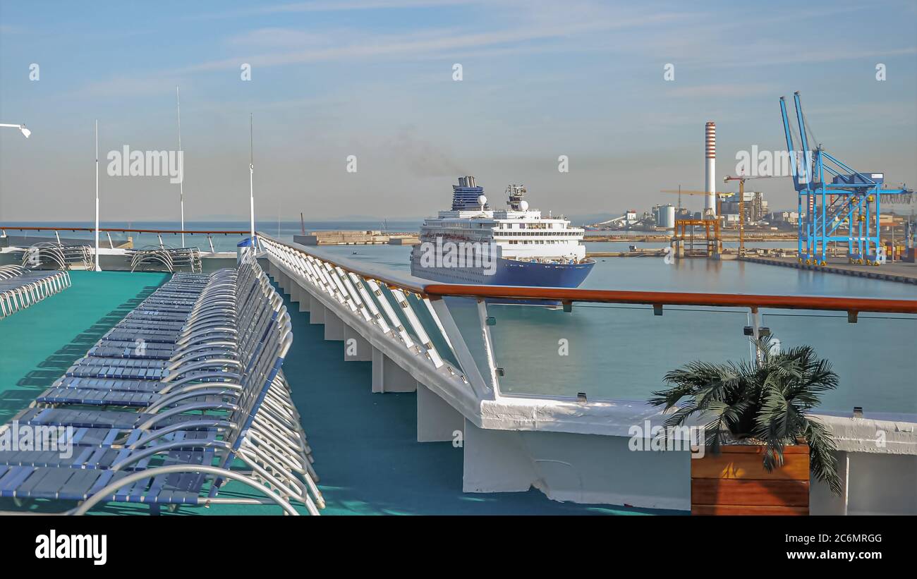 Nave da crociera in navigazione al porto di Civitavecchia, terminal delle navi  da crociera di Roma Foto stock - Alamy
