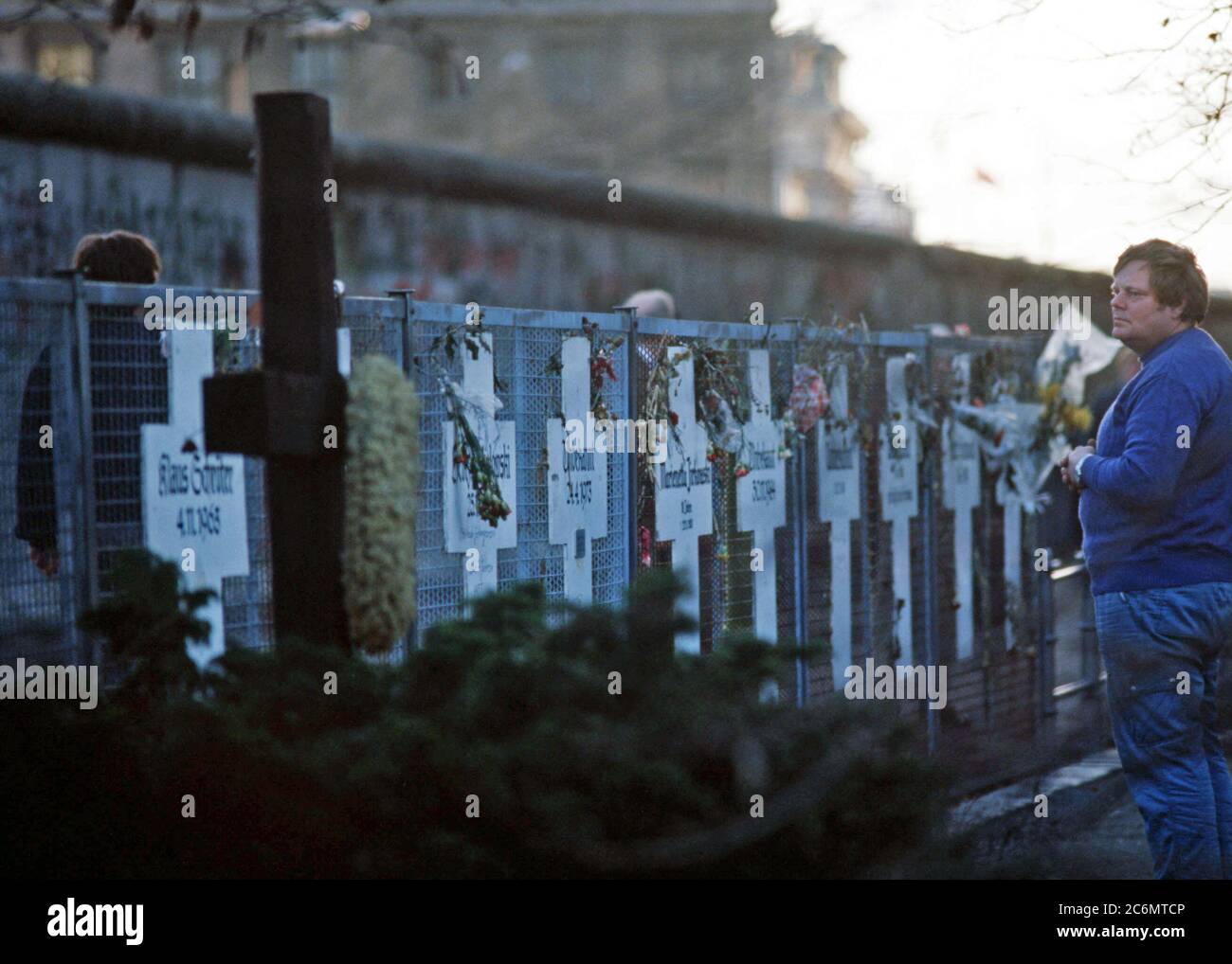 Attraversa servono come promemoria dei tedeschi che hanno perso la vita tentando di difetto per l'Occidente. Foto Stock