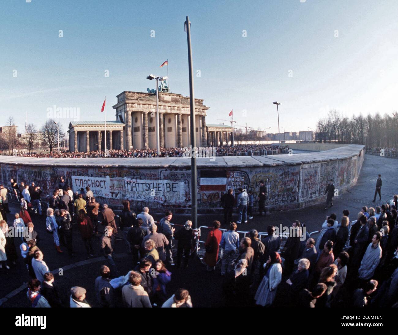 La folla folla intorno alla Porta di Brandeburgo seguendo la struttura dell'apertura ufficiale su dicembre 22nd. Foto Stock