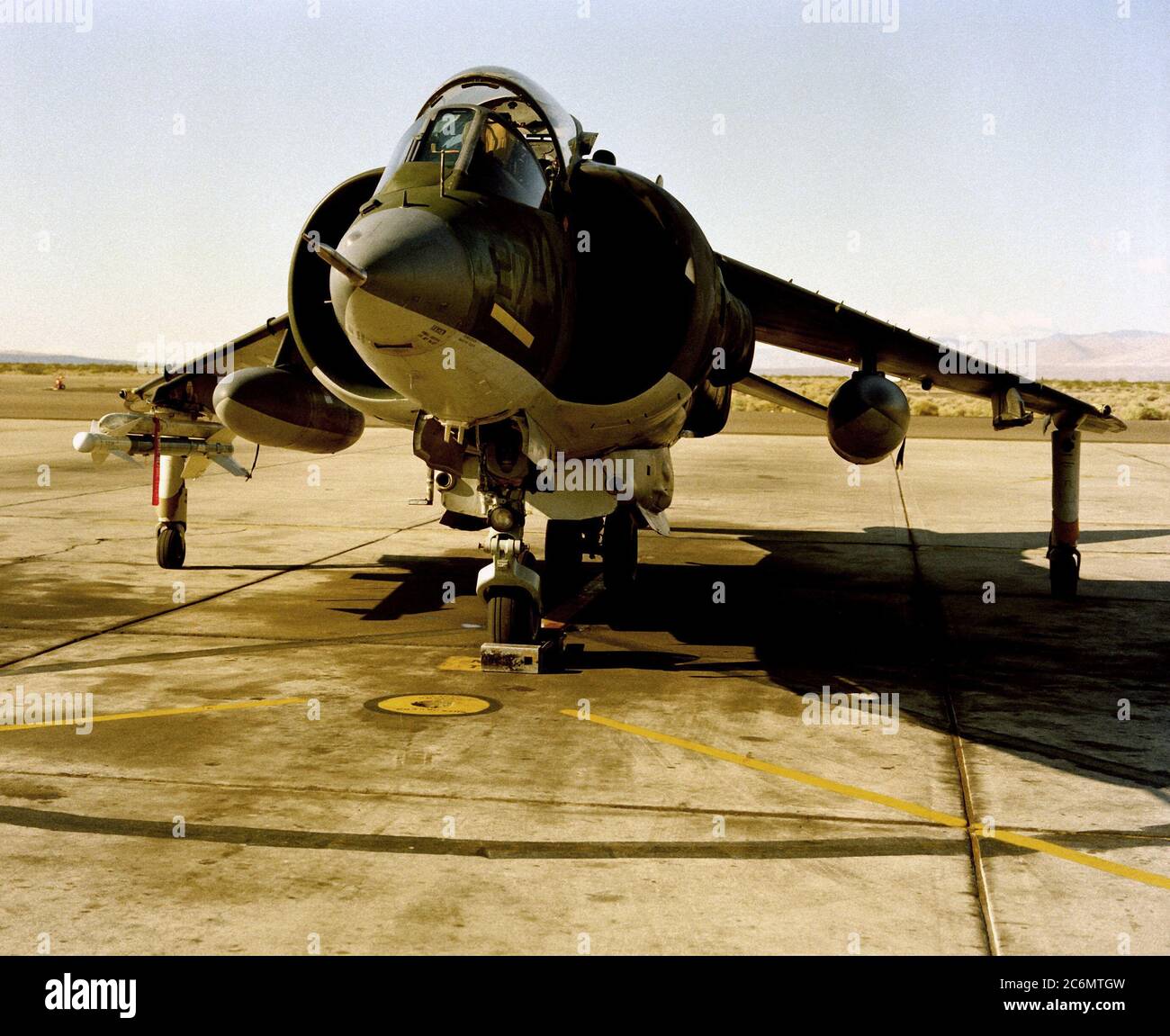 Una vista frontale di un Marine AV-8 Harrier aeromobili con un'AIM Sidewinder missile montato sul parafango destro. Foto Stock