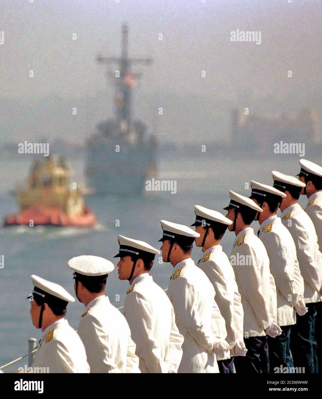 Funzionari cinesi uomo la rampa come NEGLI STATI UNITI Navy fregata USS GEORGE PHILLIP (FFG 12) (al di fuori della messa a fuoco in background) accompagnatori della Repubblica di Cina (Marina) Classe Luhu Destroyer, HARIBING (DDG 112), nella Baia di San Diego. Questo segna la prima volta navi cinesi hanno attraversato il Pacifico e ha visitato negli Stati Uniti continentali. Il cacciatorpediniere HARIBING, Luda II classe distruttore, ZHUHAI (DDG 166), e di una nave di alimentazione, la classe Fusu, NANYUN (AOR/AK 953), (ZHUHAI e NANYUN non mostrato) si è fermato a Naval Station, Isola del nord, San Diego, California, su marzo 21st, 1997. Foto Stock