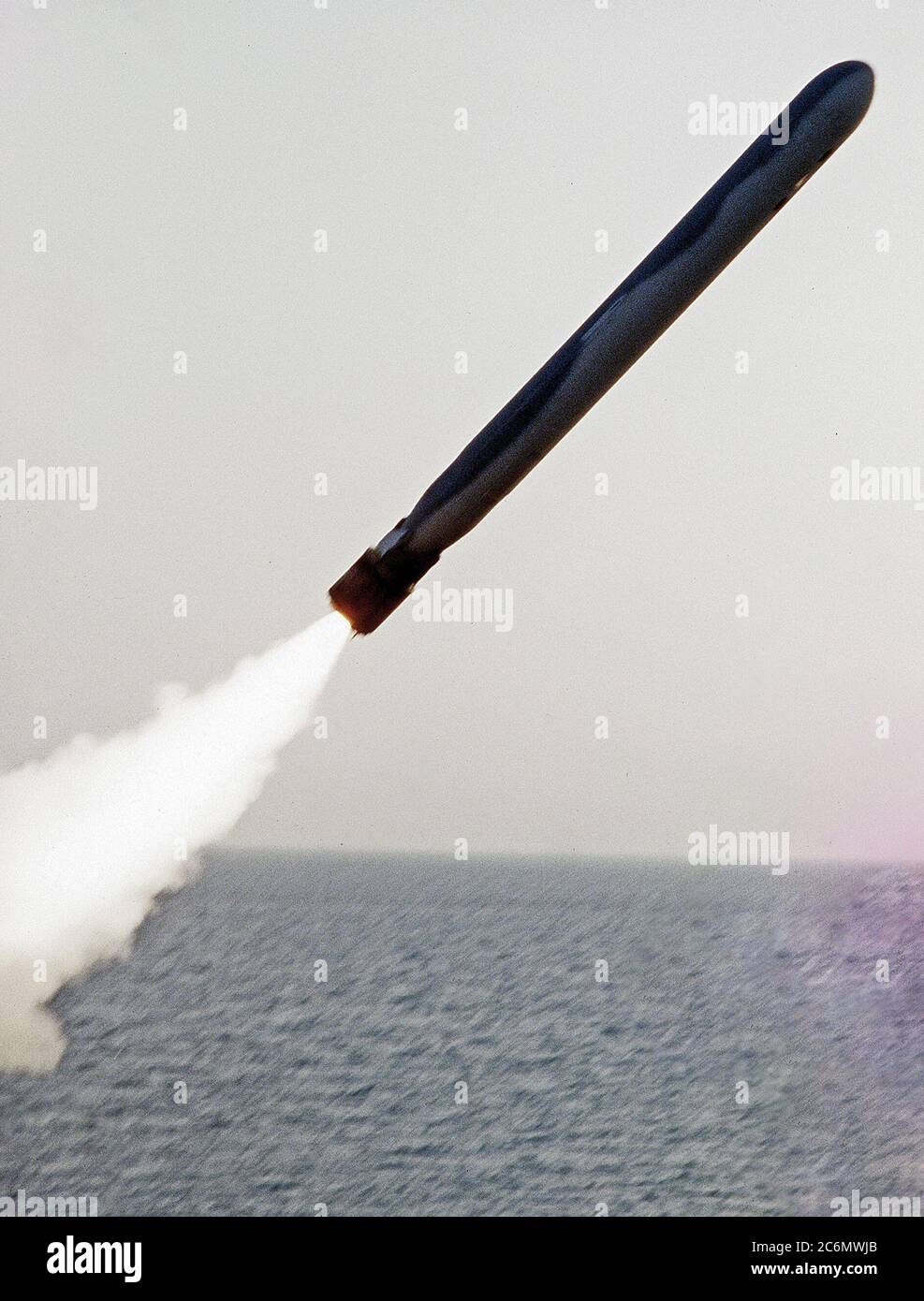 Una musica di sottofondo-109 Tomahawk land-attacco missile (TLAM) prende all'aria dopo essere stato lanciato contro un iracheno bersaglio mediante la Corazzata USS WISCONSIN (BB-64) durante l'operazione tempesta del deserto. Foto Stock