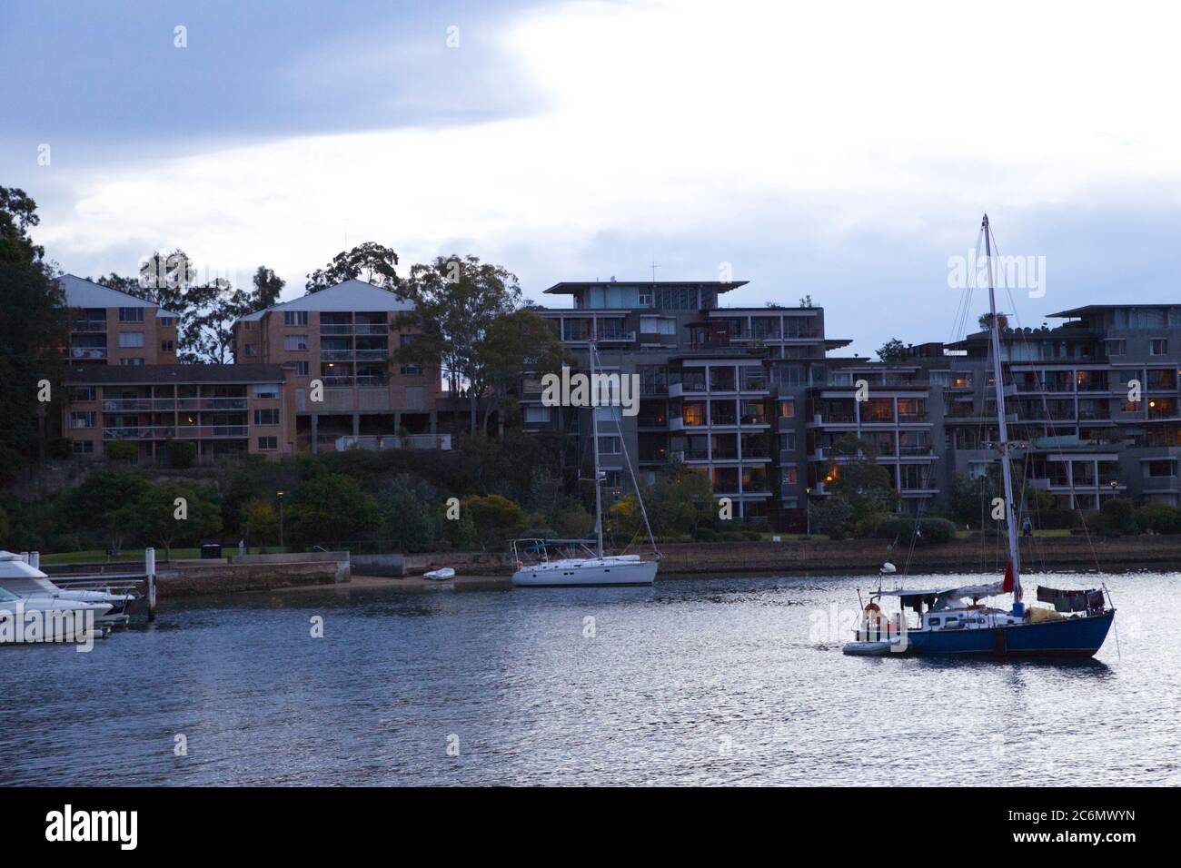 Appartamenti con vista sull'acqua nel sobborgo interno ovest di Glebe a Sydney al tramonto. Foto Stock