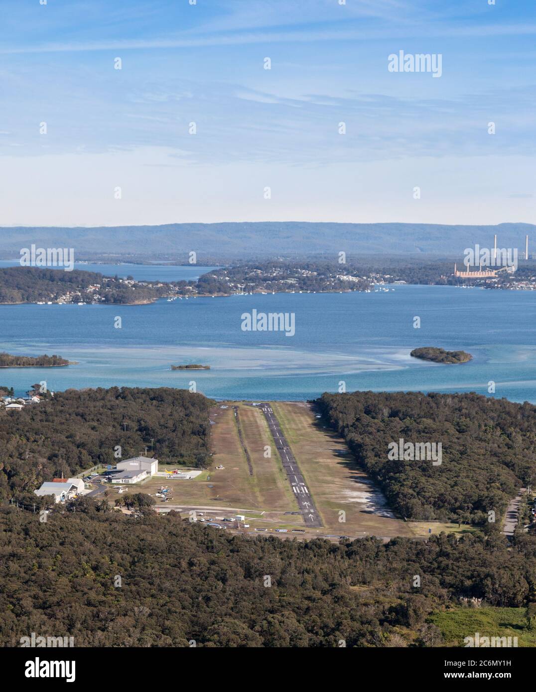 Questo piccolo aeroporto si trova tra Blacksmiths Beach e il Lago Macquarie. L'aeroporto non è più utilizzato per i voli commerciali di passeggeri, ma per sce Foto Stock