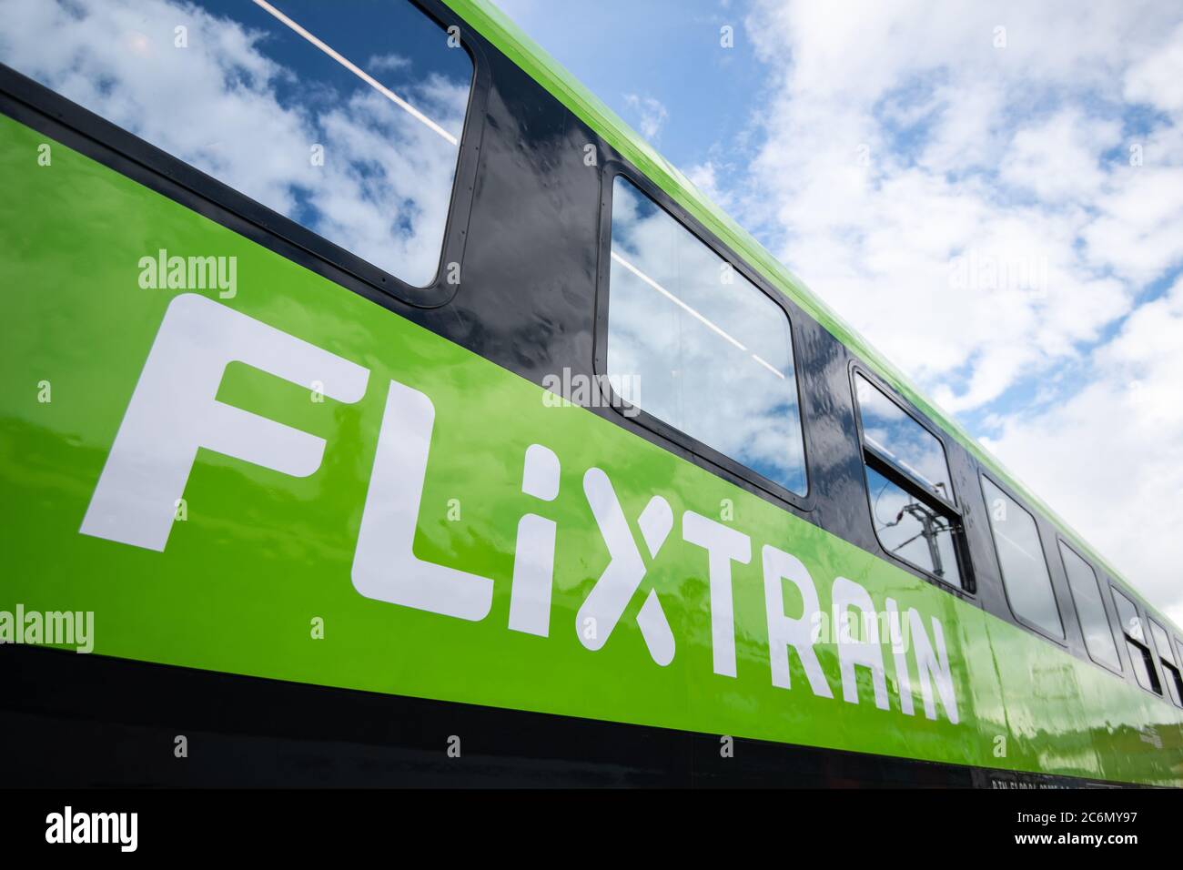 Aquisgrana, Germania. 10 luglio 2020. Un'auto di grande capacità della società Flixtrain. Le vetture della consociata Flixbus sono state rinnovate durante la pausa Corona e convertite da vetture a compartimenti ad auto di grande capacità. Credit: Marius Becker/dpa/Alamy Live News Foto Stock