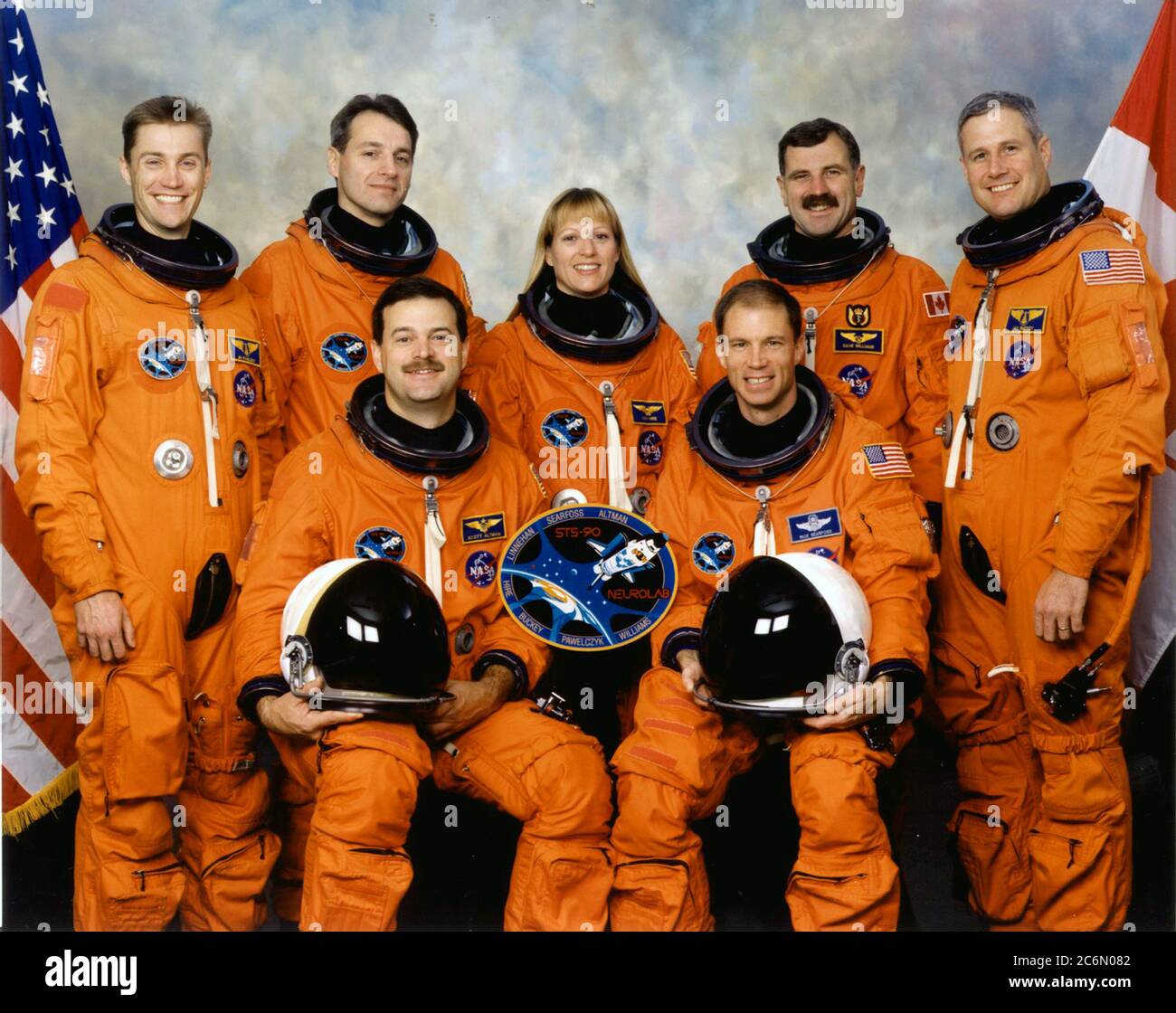 STS-90 RITRATTO DELL'EQUIPAGGIO. ANTERIORE (L-R) SCOTT D. ALTMAN, PILOTA; RICHARD A. SEARFOSS, COMANDANTE; IN PIEDI (L-R): JAMES A. PAWELECZYK; RICHARD M. LINNEHAN, KATHRYN P. HIRE; DAFYDD, R. WILLIAMS; JAY C. BUCKEY. Foto Stock
