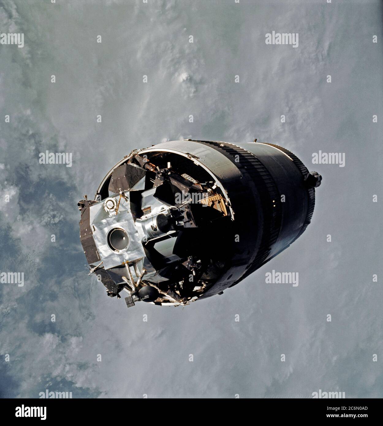 Il modulo lunare (LM) Spider, ancora attaccata per il Saturn V terzo (S-IVB) stadio, è fotografato dal comando e moduli di servizio (CSM) Decorazione caramelle il primo giorno dell'Apollo 9 missione Foto Stock
