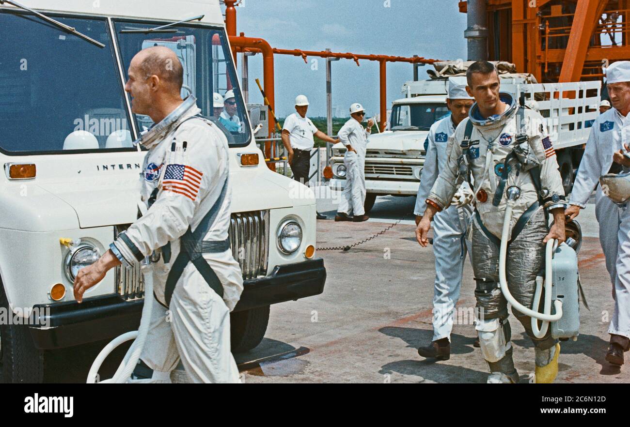 Gli astronauti P. Thomas Stafford (sinistra), il comando pilota, e Eugene A. Cernan, pilota, a piedi dal tampone 19 dopo la Gemini-9 la missione era stata rinviata Foto Stock