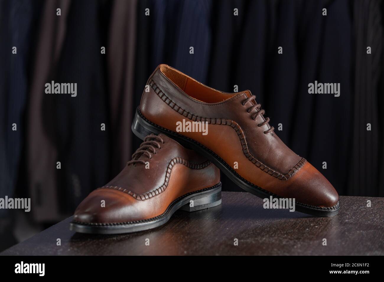 Scarpe eleganti in pelle per uomo nel negozio. Scarpe moderne costose per  uomo Foto stock - Alamy