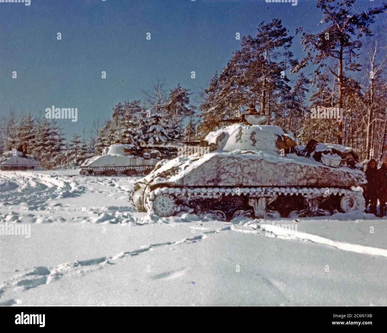 M-4 Sherman serbatoi allineati in una coperta di neve Campo, vicino a St. Vith, Belgio Foto Stock