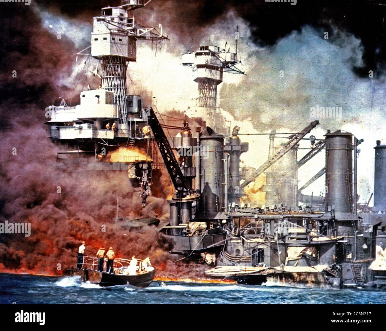 Pearl Harbor, HI. Fumo denso rotola fuori di un ardente nave durante l'attacco di Pearl Harbor da parte dei giapponesi. Dicembre 7, 1941. Colore Foto Stock