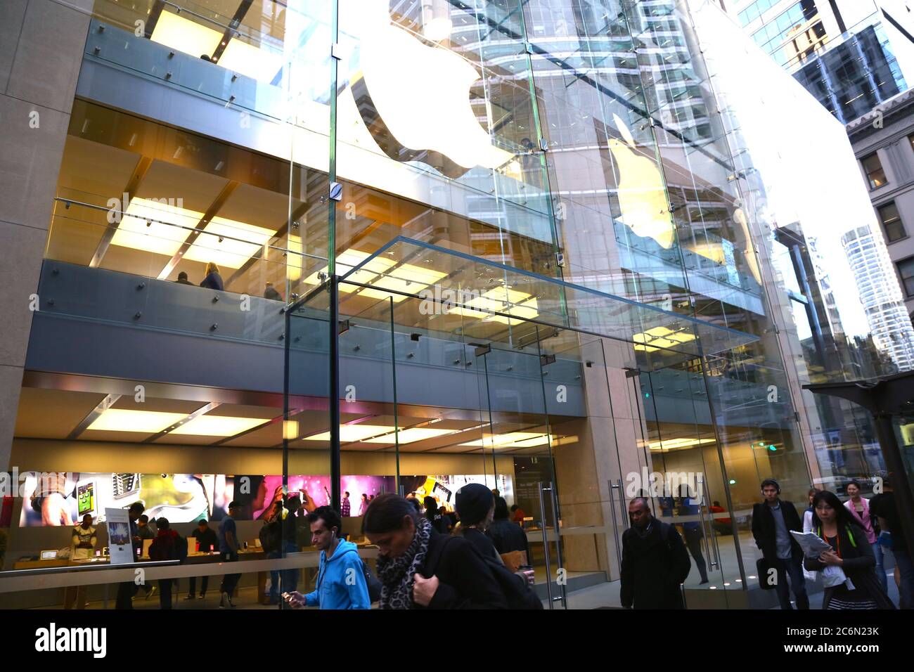 Il negozio Apple più importante di George Street, Sydney, la sera di lunedì 8 agosto 2014. Foto Stock