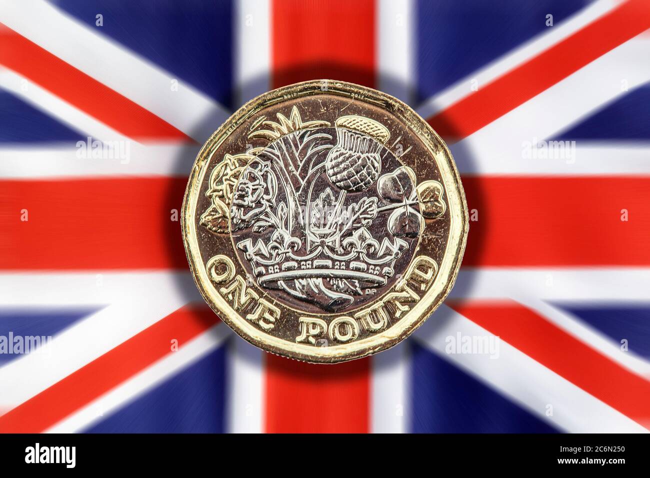 Una nuova moneta da una libbra di Inghilterra UK introdotta nel 2017 che mostra gli emblemi di ciascuna delle nazioni tagliate e isolate su uno sfondo di Union Jack Foto Stock