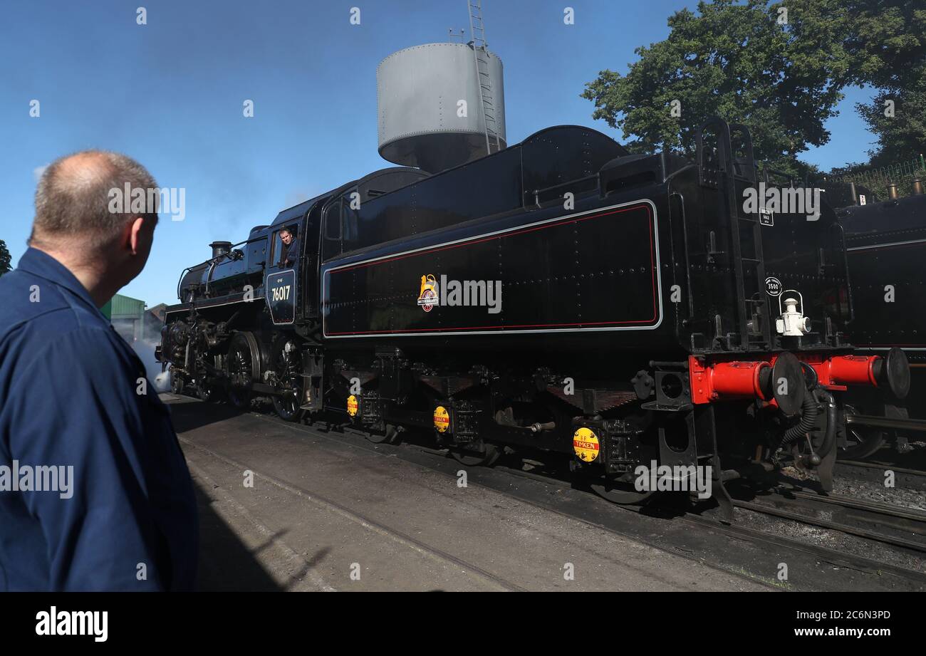 La locomotiva a vapore 76017 della British Railways Standard Class 4MT viene spostata in posizione alla stazione di Rotley, mentre la Mid Hants Railway, nota anche come linea di Watercress, si prepara a riaprire al pubblico in seguito all'allentamento delle restrizioni di blocco in Inghilterra. Foto Stock
