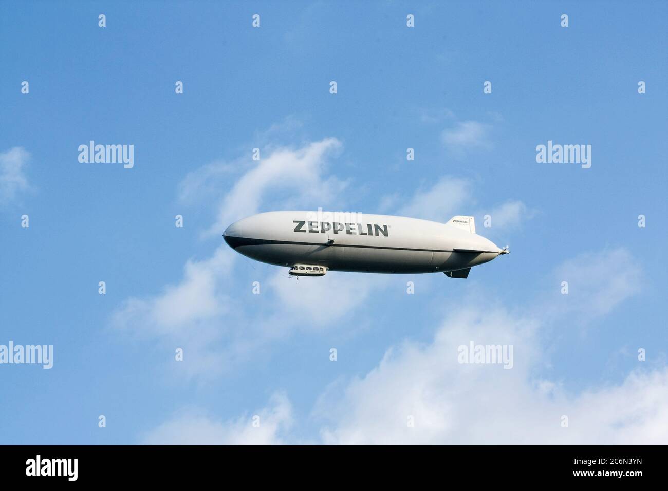 Lago di Costanza, Germania - 22 maggio 2010:: Nave, zeppelin volare nel cielo blu con le nuvole bianche. I velieri Zepplin offrono spesso un passaporto turistico Foto Stock