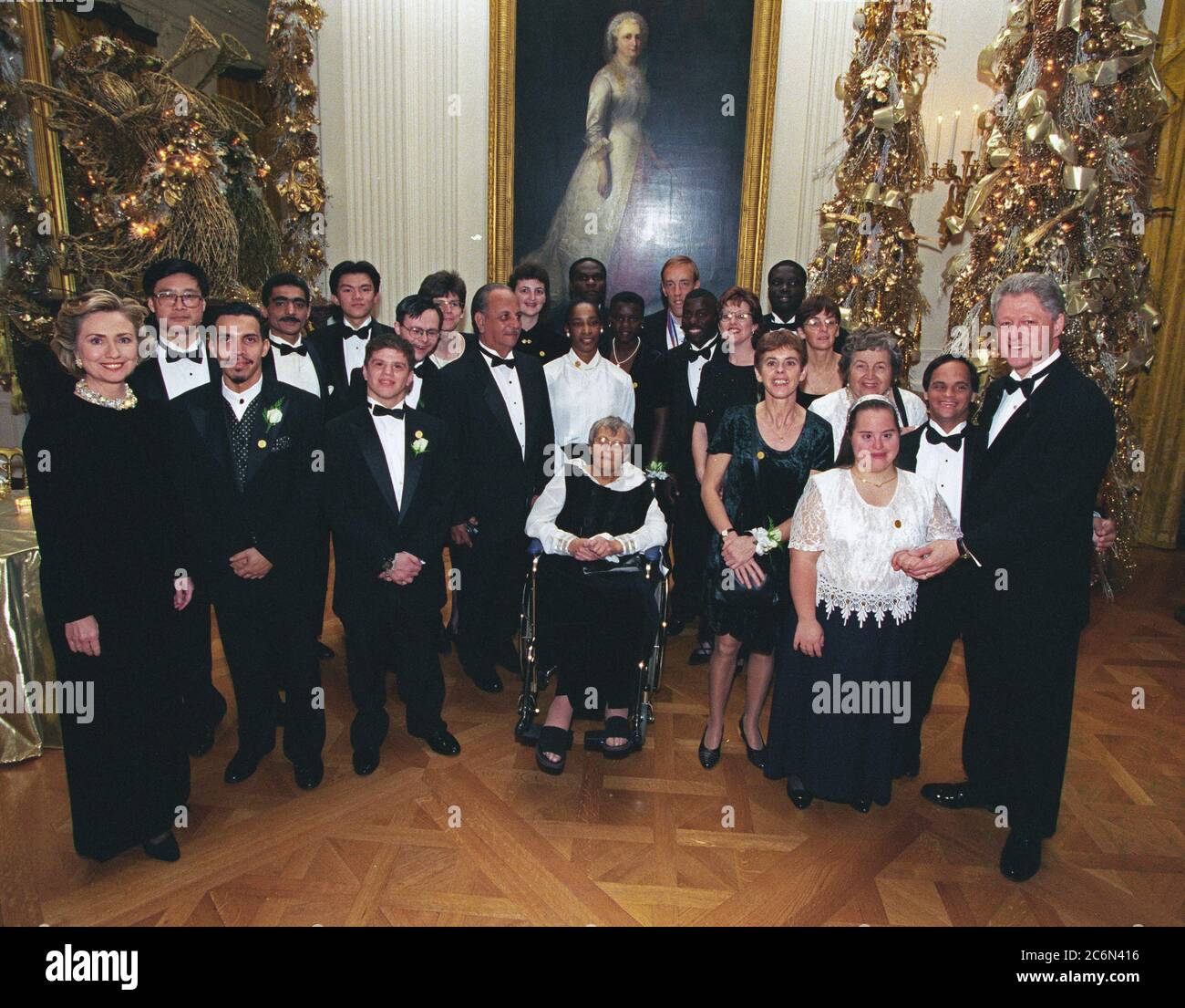 12/17/1998 - Fotografia del presidente William Jefferson Clinton e Hillary Rodham Clinton in posa per una fotografia con gli atleti degli Special Olympics a casa Bianca la cena Foto Stock