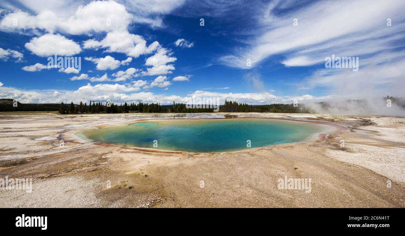 Piscina turchese sul lato della piscina Grand Prismatic famouse, Yellowstone National Park, USA - file con grandi stitched Foto Stock