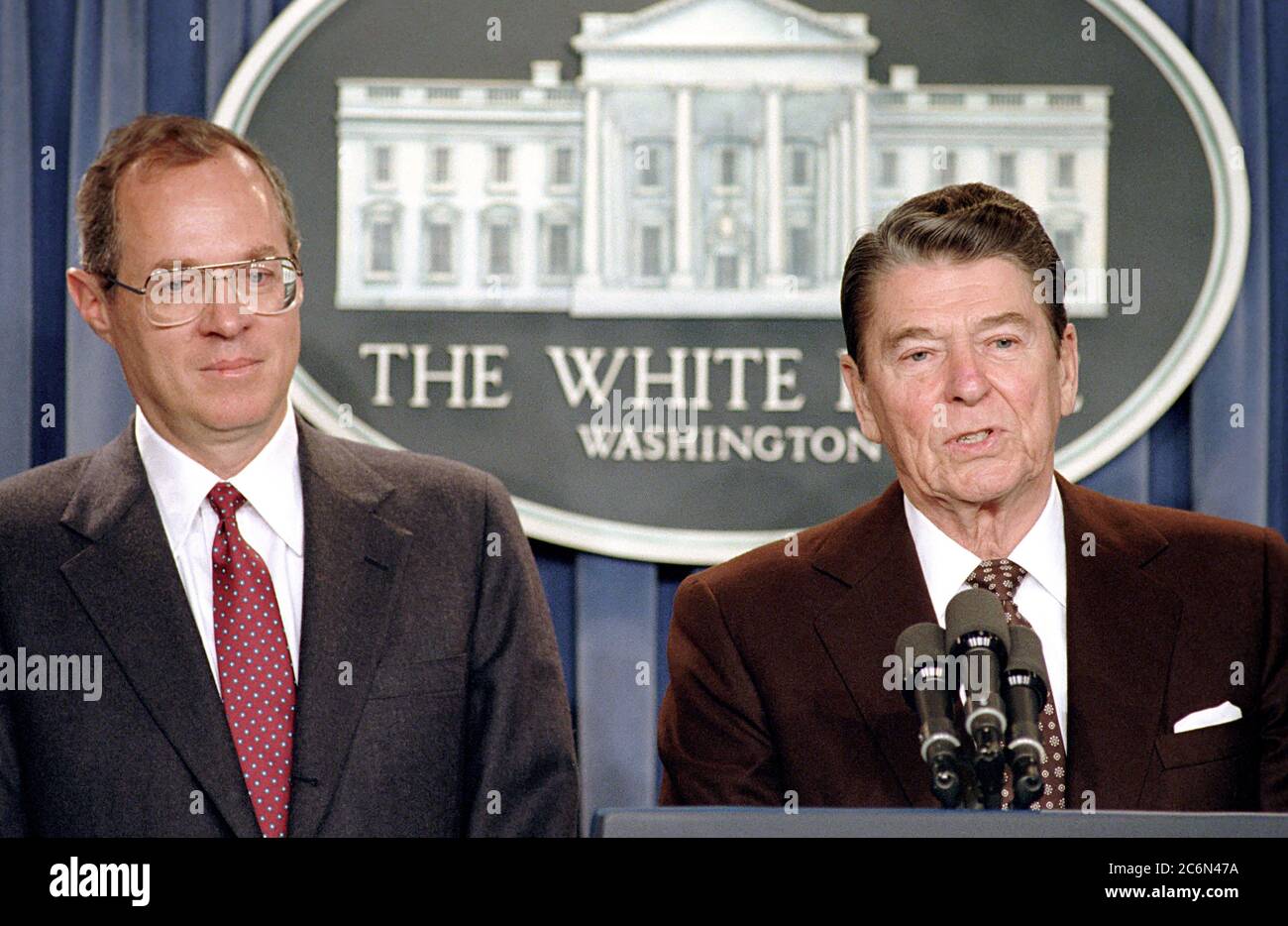 11/11/1987 il presidente Reagan annuncia alla stampa la nomina del giudice Anthony Kennedy come associare la giustizia della Corte suprema degli Stati Uniti in sala stampa Foto Stock