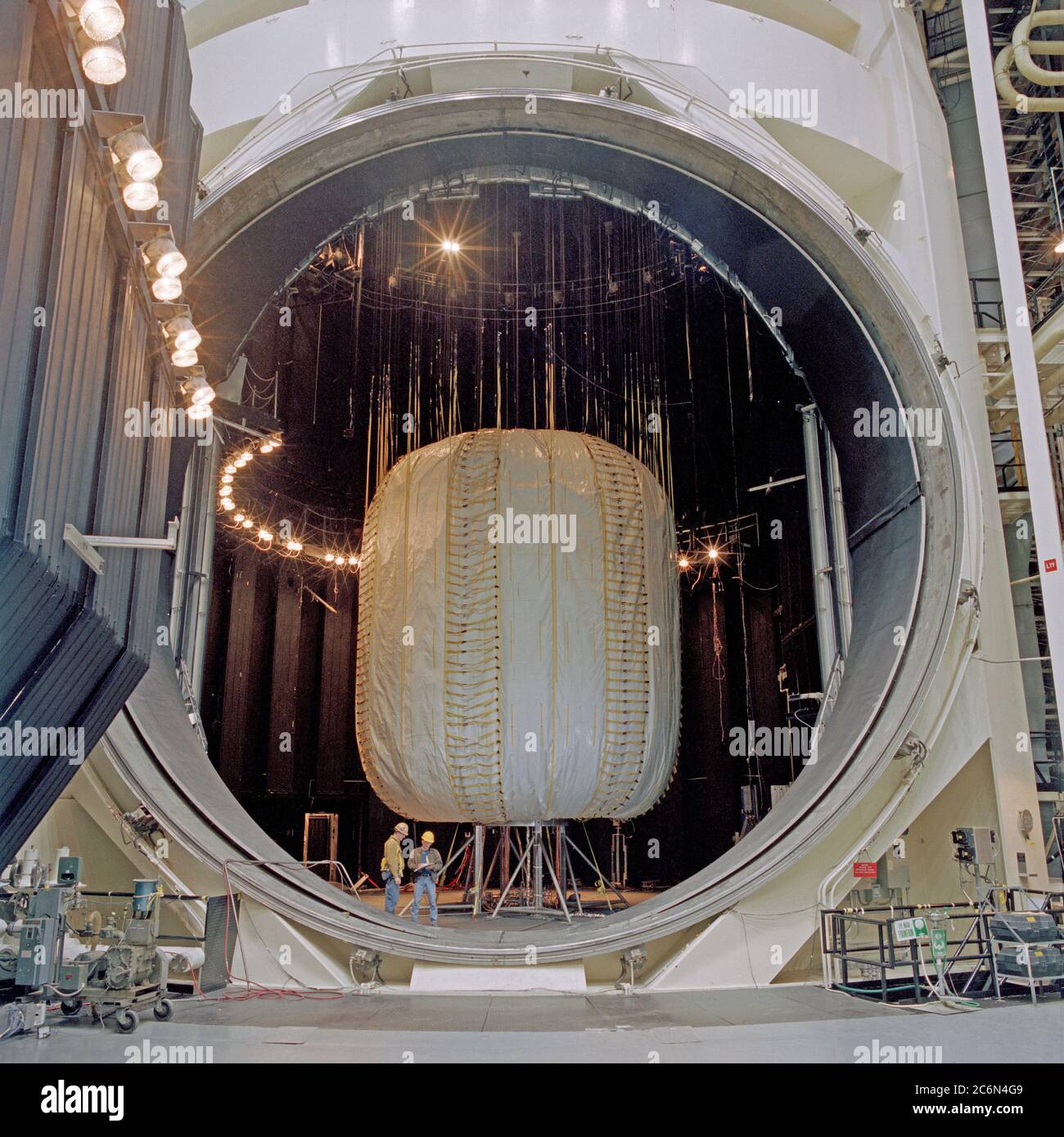 Un mock-up di TransHab, il veicolo spaziale gonfiabile di grandi volumi, è stato visto durante i test del 1998 presso il laboratorio di simulazione dell'ambiente spaziale (SESL) del Johnson Space Center. SESL ospita la gigantesca Camera A, la cui porta ha un diametro di 40 piedi e un peso di 40 tonnellate. Foto Stock