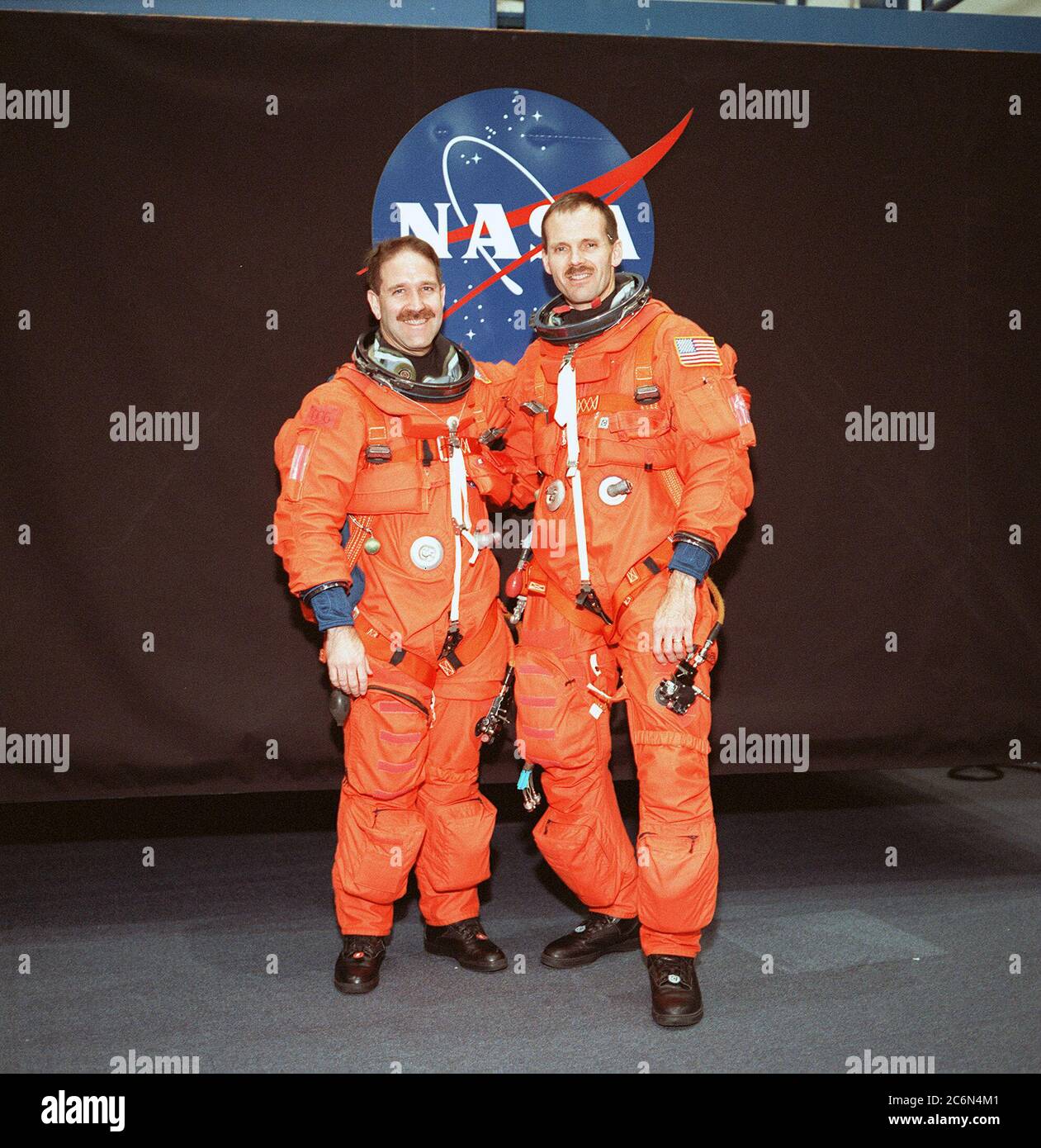 (24 maggio 1999) --- Astronauts John M. Grunsfeld (a sinistra) e Steven L. Smith, indossando versioni di addestramento del lancio e dell'indumento di entrata della navetta, posano per un ritratto informale prima di una sessione di addestramento di salvataggio di emergenza nella struttura di integrazione dei sistemi. Foto Stock