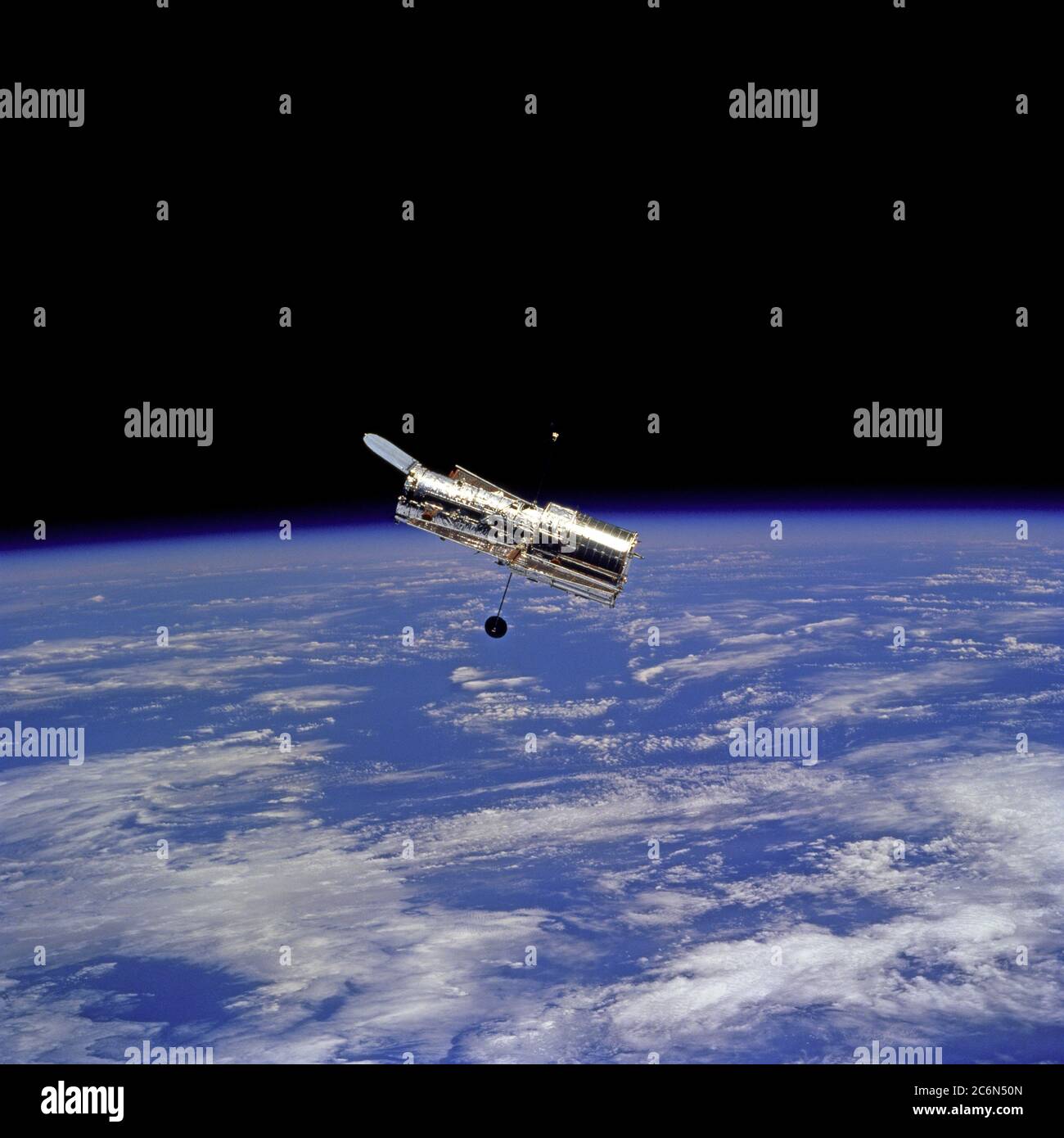 (11-21 febbraio 1997) --- il telescopio spaziale Hubble (HST) è visto durante la sua separazione dalla scoperta dello Space Shuttle ad un punto sopra l'Oceano Indiano. Le coordinate centrali dell'area raffigurata sono situate a 90 gradi di longitudine ovest e alla 'parte inferiore dell'orbita', a 28.5 gradi di latitudine sud, cioè circa 1,500 miglia ad ovest della costa australiana. Foto Stock