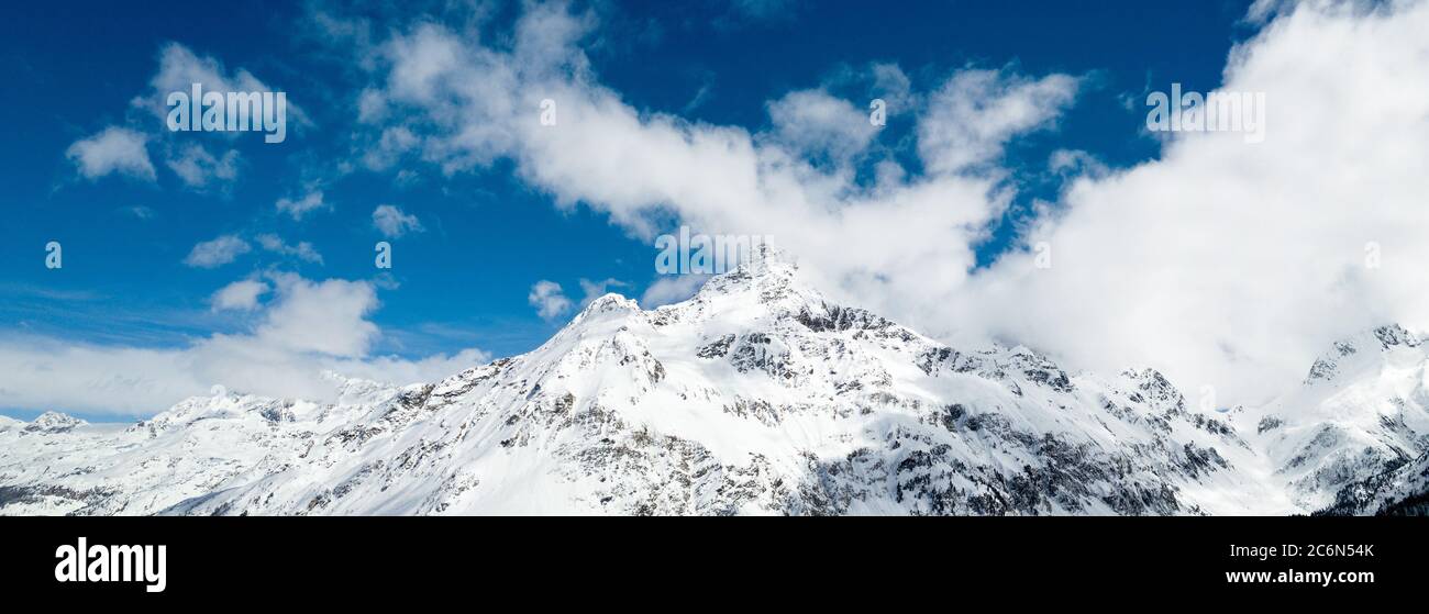 Veduta aerea con drone sul piz da la Margna al passo Maloja in inverno, cantone di Graubunden, Svizzera, Europa Foto Stock