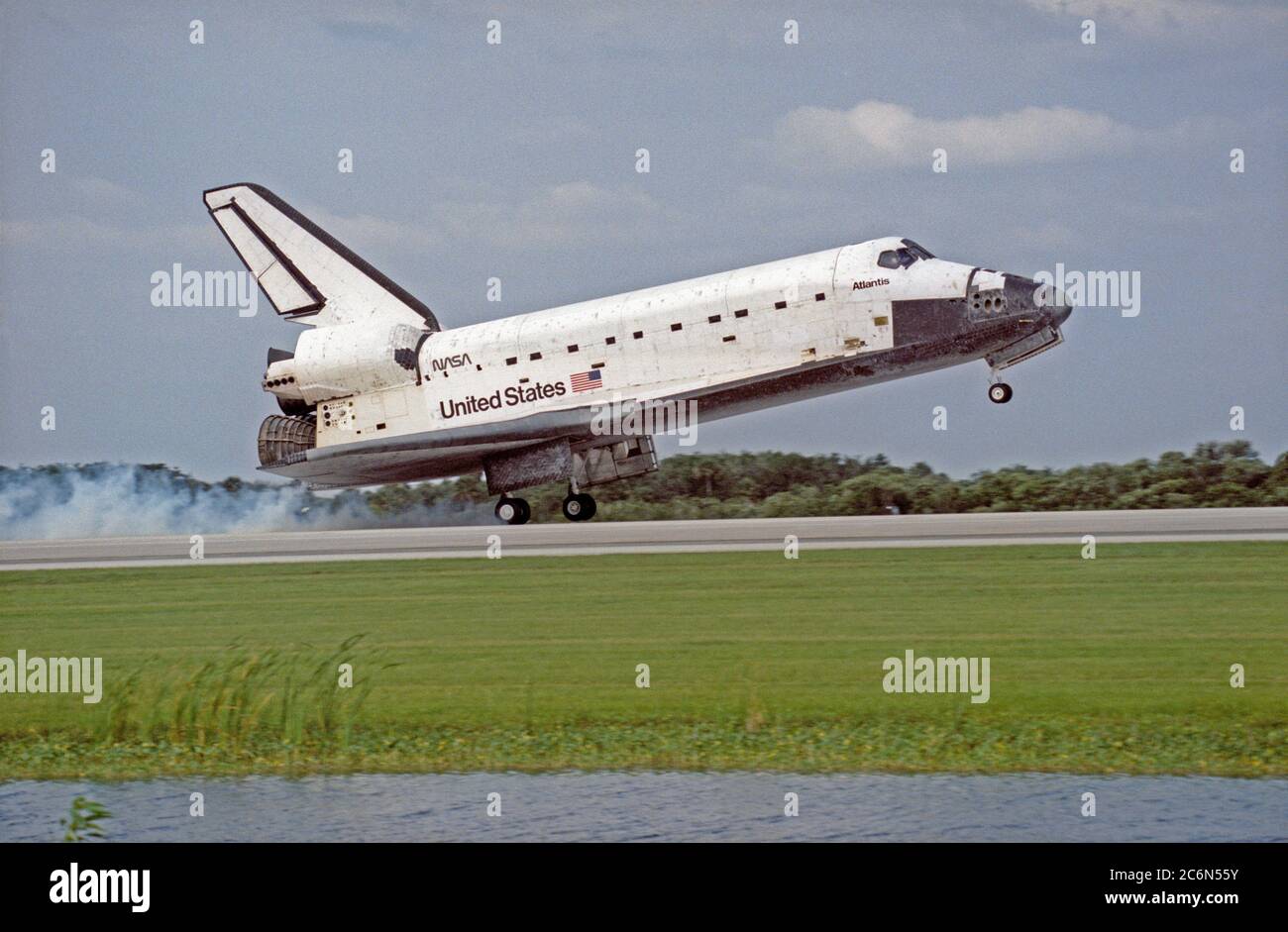 (24 maggio 1997) --- lo Space Shuttle Atlantis tocca giù sulla pista 33 del Kennedy Space Center (KSC) Shuttle Landing Facility (SLF), portando a termine la missione di nove giorni. La riduzione della marcia principale è stata effettuata alle 9:27:44 (EDT), 24 maggio 1997. Foto Stock