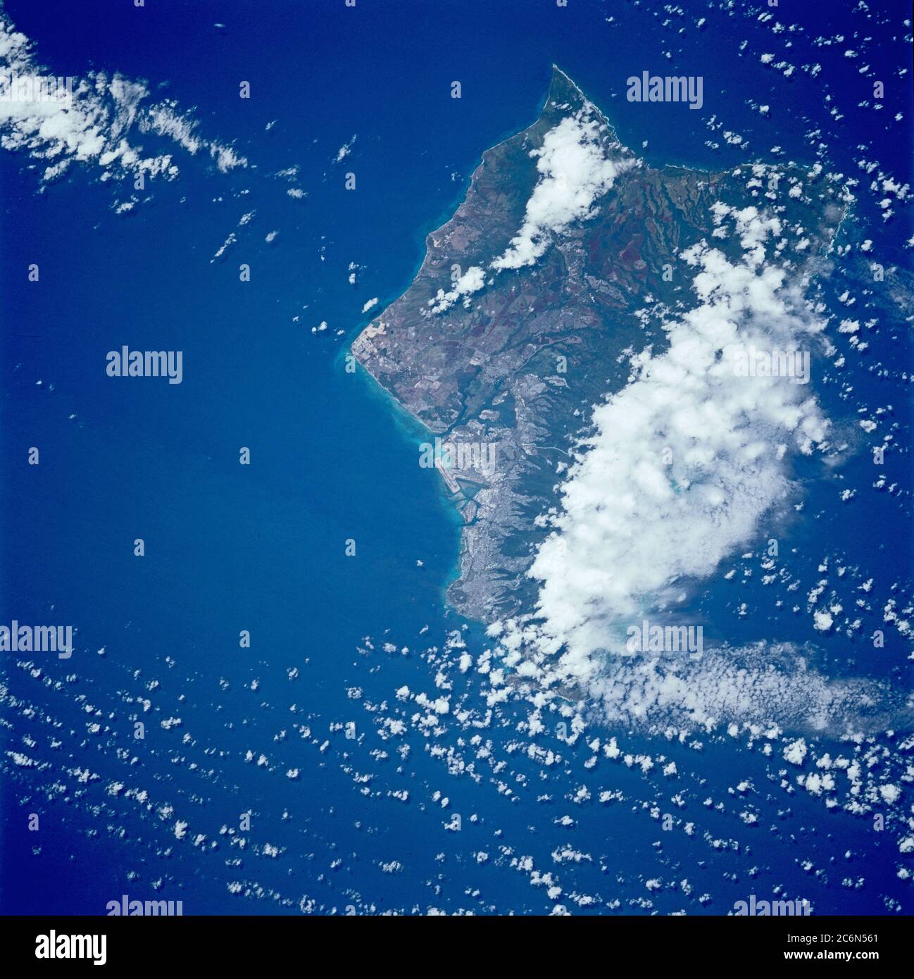 (15-24 maggio 1997) --- l'isola di Oahu è la terza più grande e più popolata delle isole hawaiane. La catena montuosa di Koolau sul lato del ventoso (nord-est) dell'isola è oscurata dalle nuvole. Diamond Head, una caratteristica circolare sull'estremità sud-orientale dell'isola è il risultato dell'attività vulcanica più di 10,000 anni fa. L'aeroporto internazionale di Honolulu è visibile lungo la costa meridionale. Le montagne di Waialua sul lato sud-occidentale dell'isola sono anche oscurate dalle nuvole. Pearl Harbor si trova al centro della vista. Foto Stock