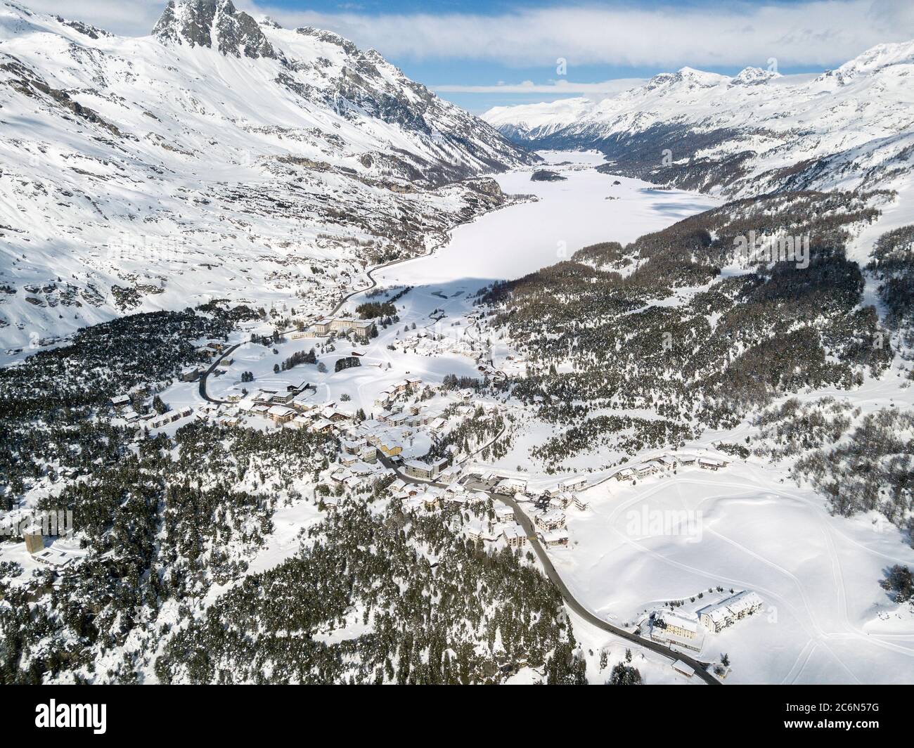 Vista aerea con drone sulla valle Engadin con stazioni sciistiche laghi di St. Moritz e Maloja, Alpi svizzere, Svizzera Foto Stock