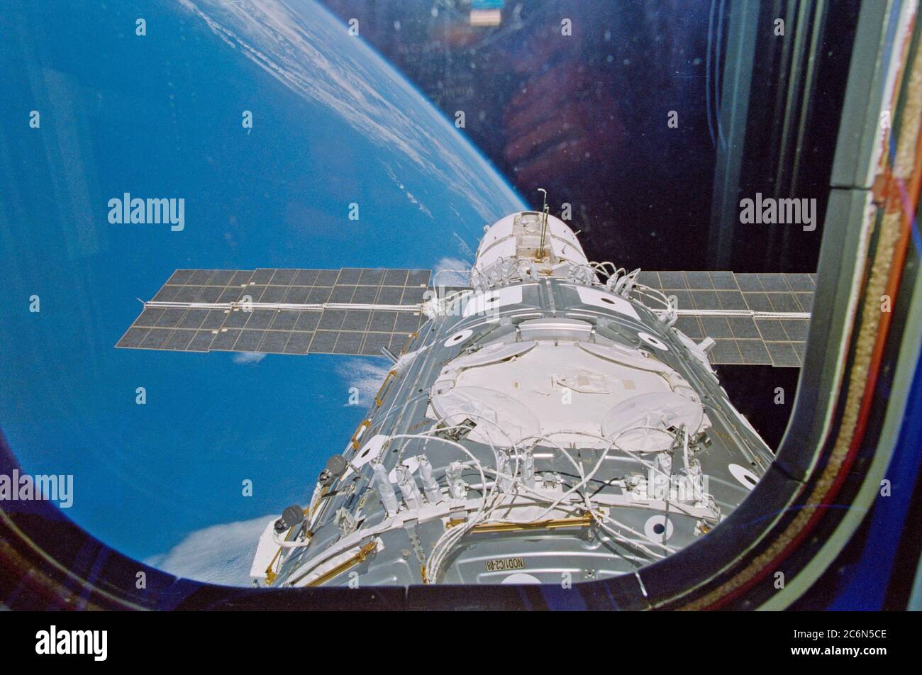 (4-15 dicembre 1998) --- questa immagine, tolto dalla finestra dello Space Shuttle Earth-Orbiting Endeavour, mostra il modulo FGB costruito in Russia (Zarya) e il modulo Unity costruito negli Stati Uniti (nodo 1) nella baia di carico di Endeavor. Notare i cavi e i fili collegati durante il lavoro di attività extraveicolare (EVA) eseguito da due membri dell'equipaggio. Foto Stock