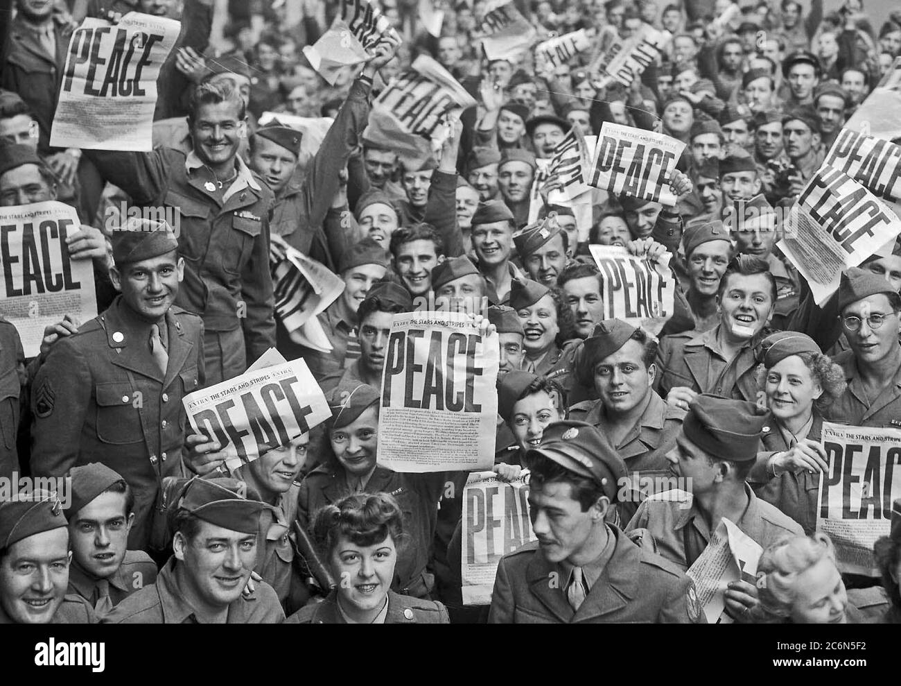 VE Day - i soldati tengono il giornale delle Stelle e delle strisce in celebrazione della fine della seconda guerra mondiale in Europa 8 maggio 1945 Foto Stock