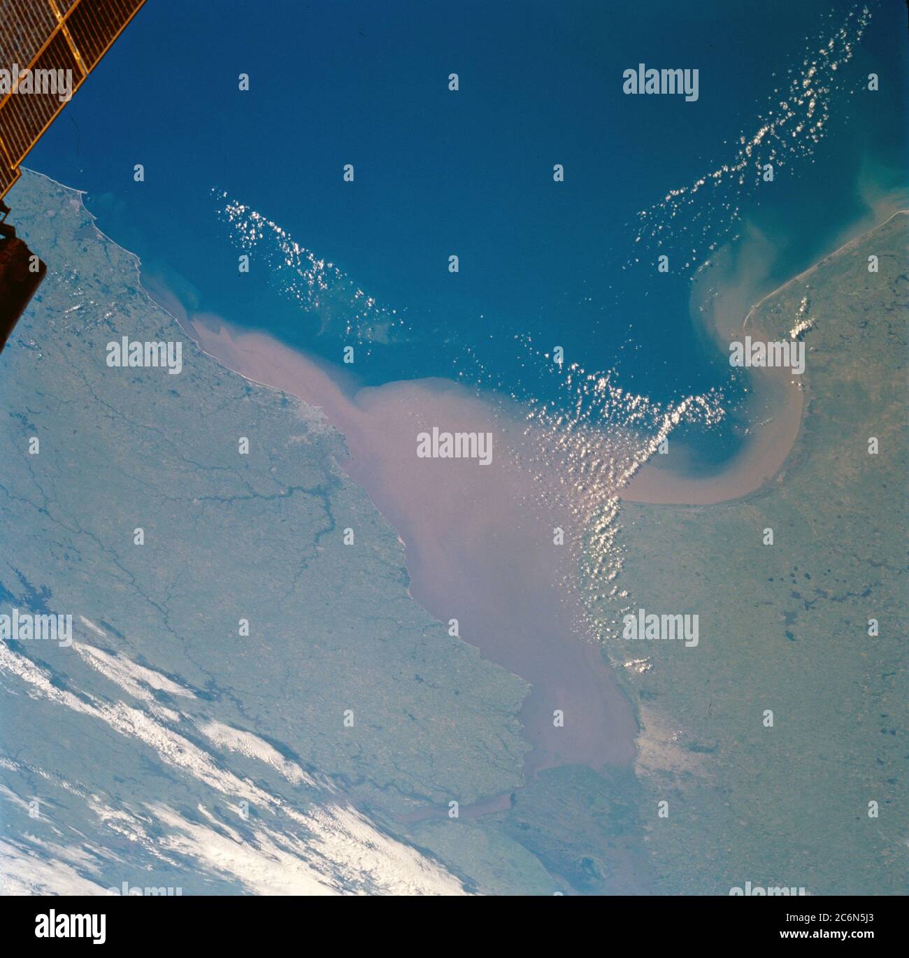 (22-31 gennaio 1998) --- questa immagine obliqua dell'Argentina e di altre parti del Sud America è stata fotografata con una fotocamera portatile da 70 mm dalla navetta spaziale terrestre Endeavour. Guardando verso ovest attraverso il continente, il nord è verso l'angolo superiore destro e l'Oceano Atlantico è in primo piano. Rio de la Plata nel centro (la confluenza di Rio Uruguay e Rio Parana) mostra un plume di sedimento generato dal drenaggio delle piogge di El Niño ascendente ai piedi delle Ande. Il pennacchio dei sedimenti è probabilmente più esteso del solito e si estende lungo la costa e fuori dalla baia a sinistra (sud Foto Stock