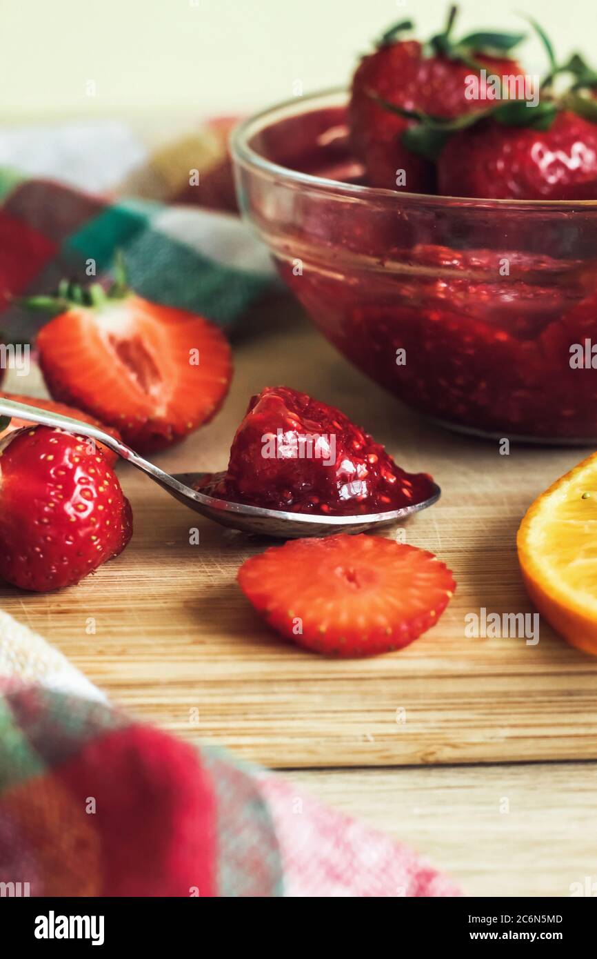 Arte alimentare composizione gustosa con fragola e marmellata. Dolce sapore estivo Foto Stock