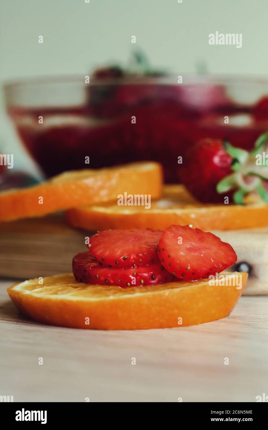 Arte alimentare composizione gustosa con fragola e marmellata. Dolce sapore estivo Foto Stock
