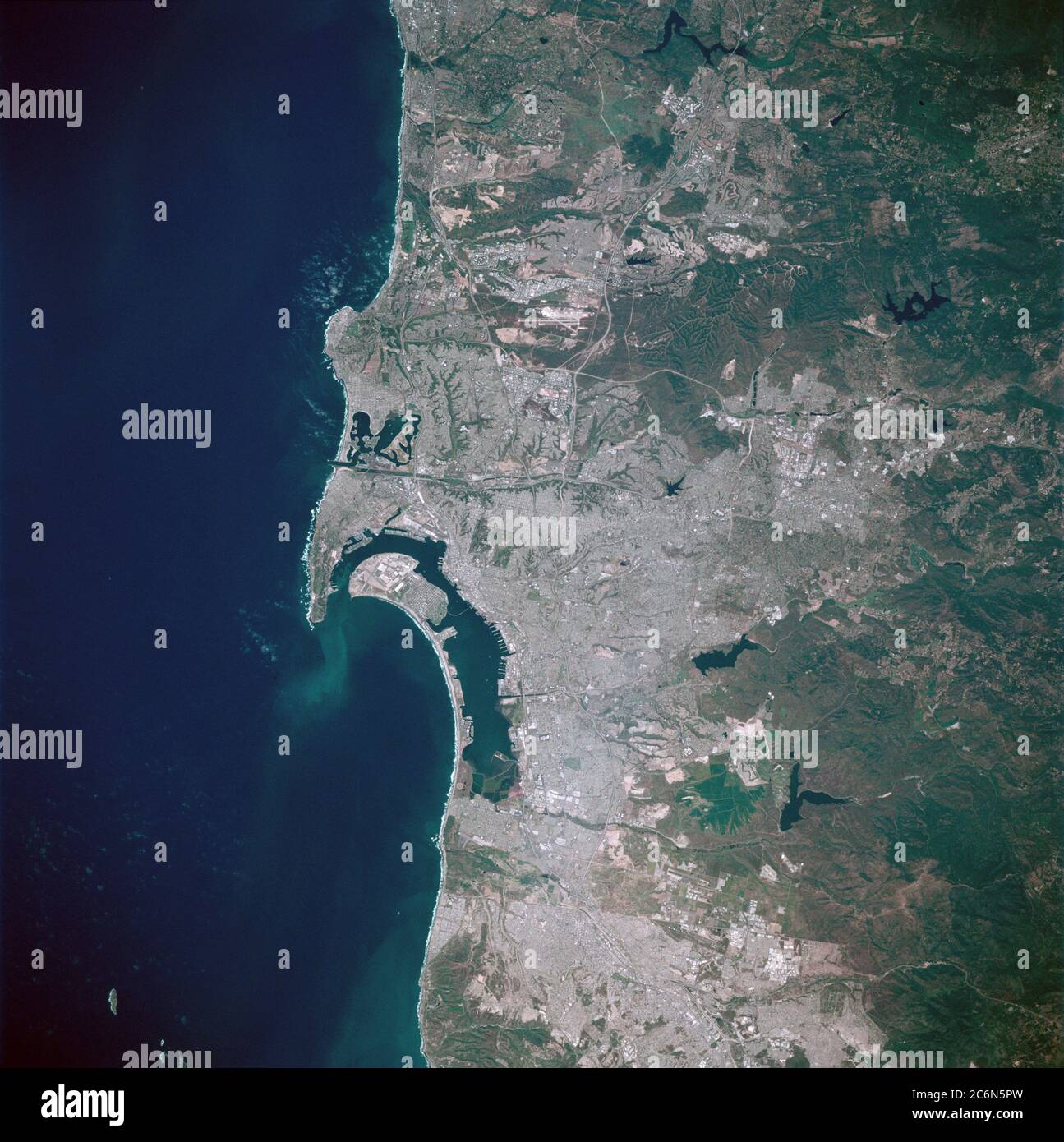 (17 aprile - 3 maggio 1998) --- lo Space Shuttle Columbia era quasi direttamente sopra la zona di San Diego, California, quando questa scena è stata catturata con una macchina fotografica portatile 70mm. Affinché il nord appaia verso la parte superiore del telaio, deve essere tenuto con le acque dell'Oceano Pacifico a sinistra. La base aerea navale degli Stati Uniti, il centro di addestramento navale degli Stati Uniti, il deposito di reclutamento del corpo marino degli Stati Uniti (USMC) e la stazione navale degli Stati Uniti sono tutti visibili appena a sinistra del centro sopra o vicino alle caratteristiche dell'isola e della penisola. Tra i numerosi corpi d'acqua visibili nella foto vi sono la Missione Foto Stock