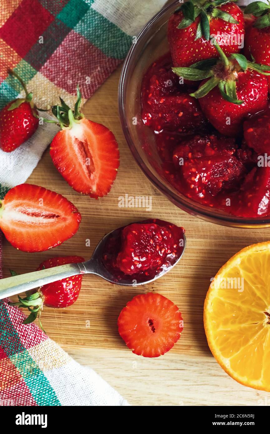 Arte alimentare composizione gustosa con fragola e marmellata. Dolce sapore estivo Foto Stock