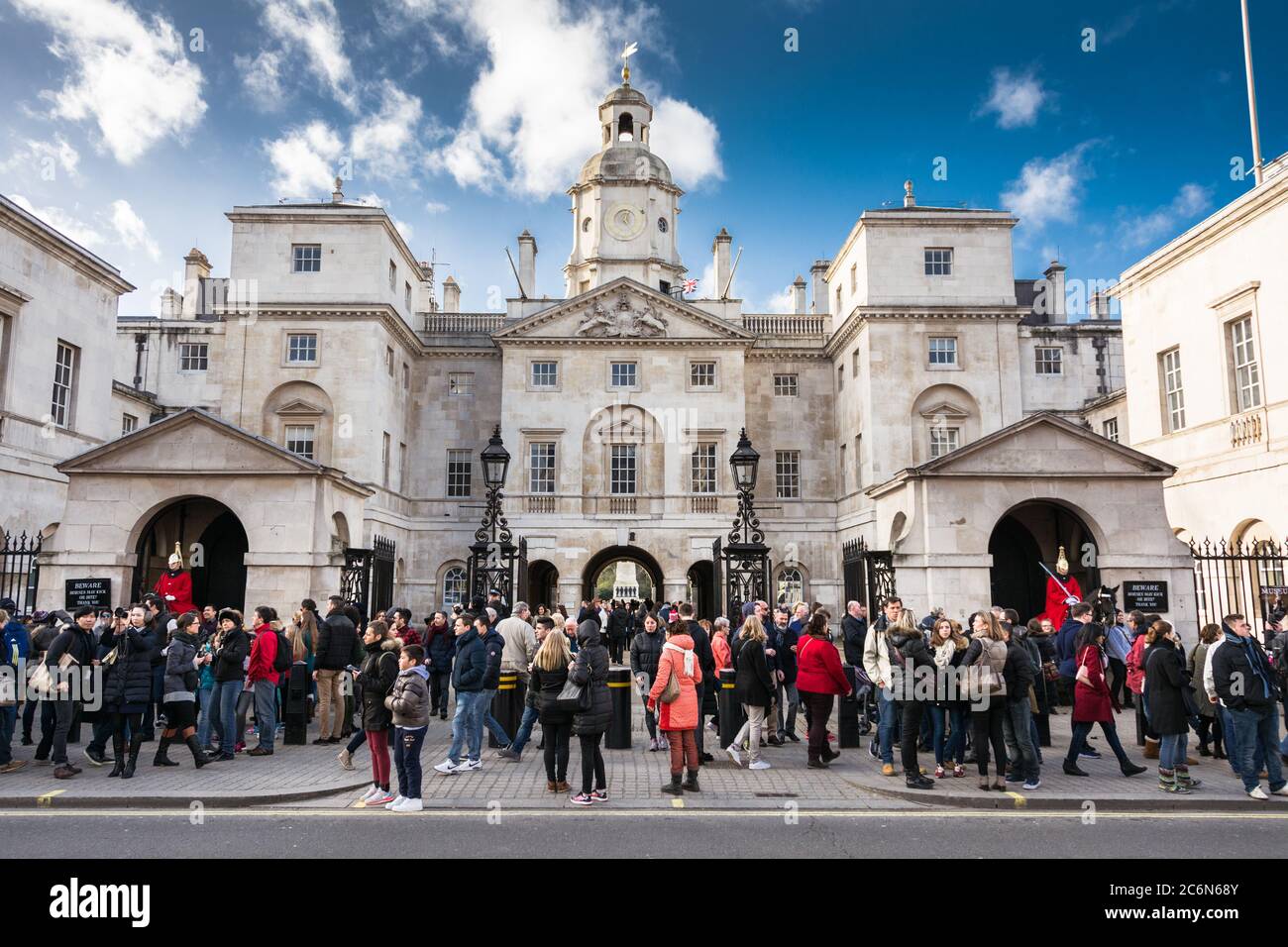 Folle di turisti di fronte alla Horse Guards Parade a Whitehall, Westminster, nel centro di Londra, Inghilterra, Regno Unito. Foto Stock
