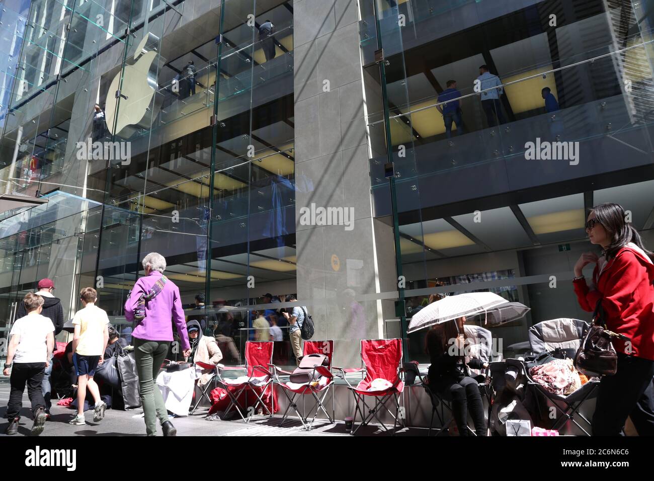 La coda su George Street, Sydney fuori dall'Apple Store prima del lancio dell'iPhone 6. Foto Stock