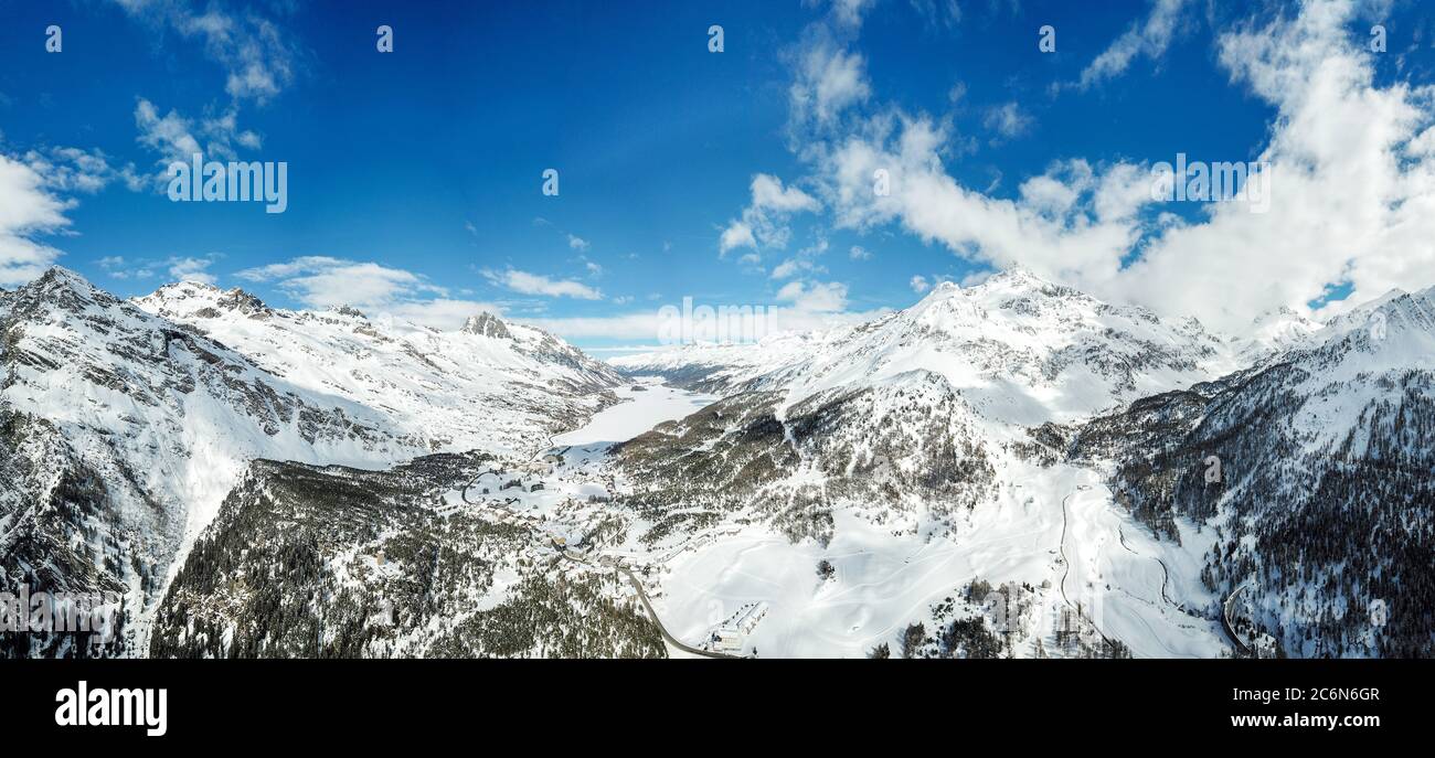Vista aerea con drone sulla valle Engadin con stazioni sciistiche laghi di St. Moritz e Maloja, Alpi svizzere, Svizzera Foto Stock