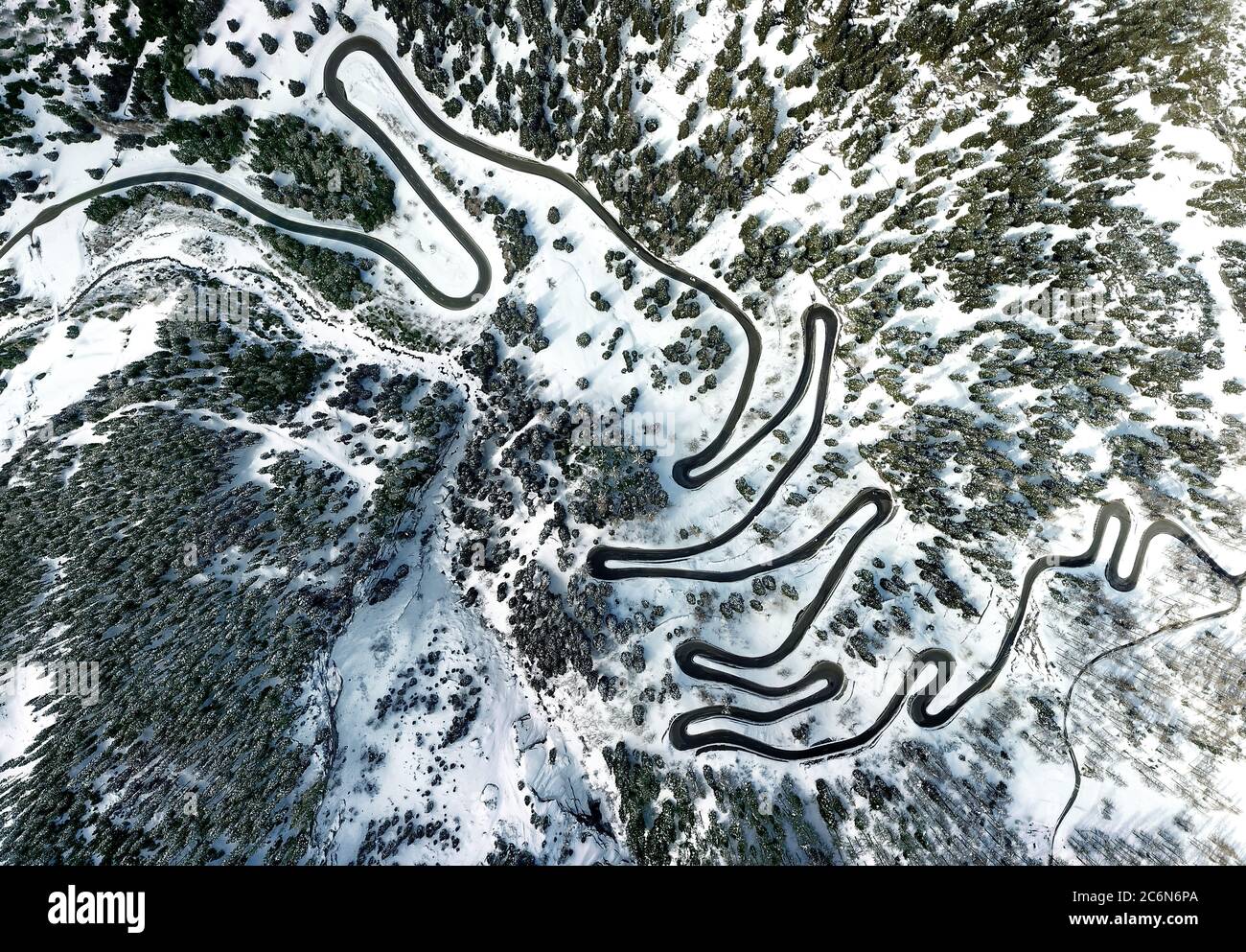 Vista aerea con drone sulla più spettacolare strada di passaggio delle Alpi svizzere - Passo Maloja a Grison, Svizzera Foto Stock