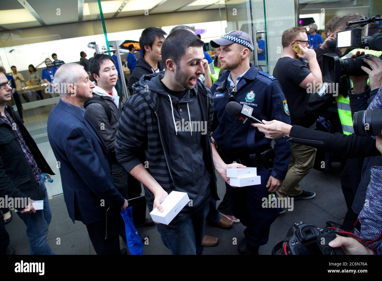 David Rahimi, direttore di PhoneBuff.com di Laguna Hills, California, è la prima persona a uscire dall'Apple store di Sydney con il nuovo Foto Stock