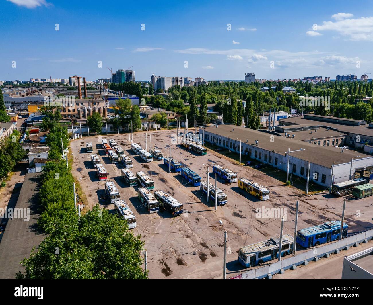 Filobus nel parcheggio al deposito, vista aerea. Foto Stock